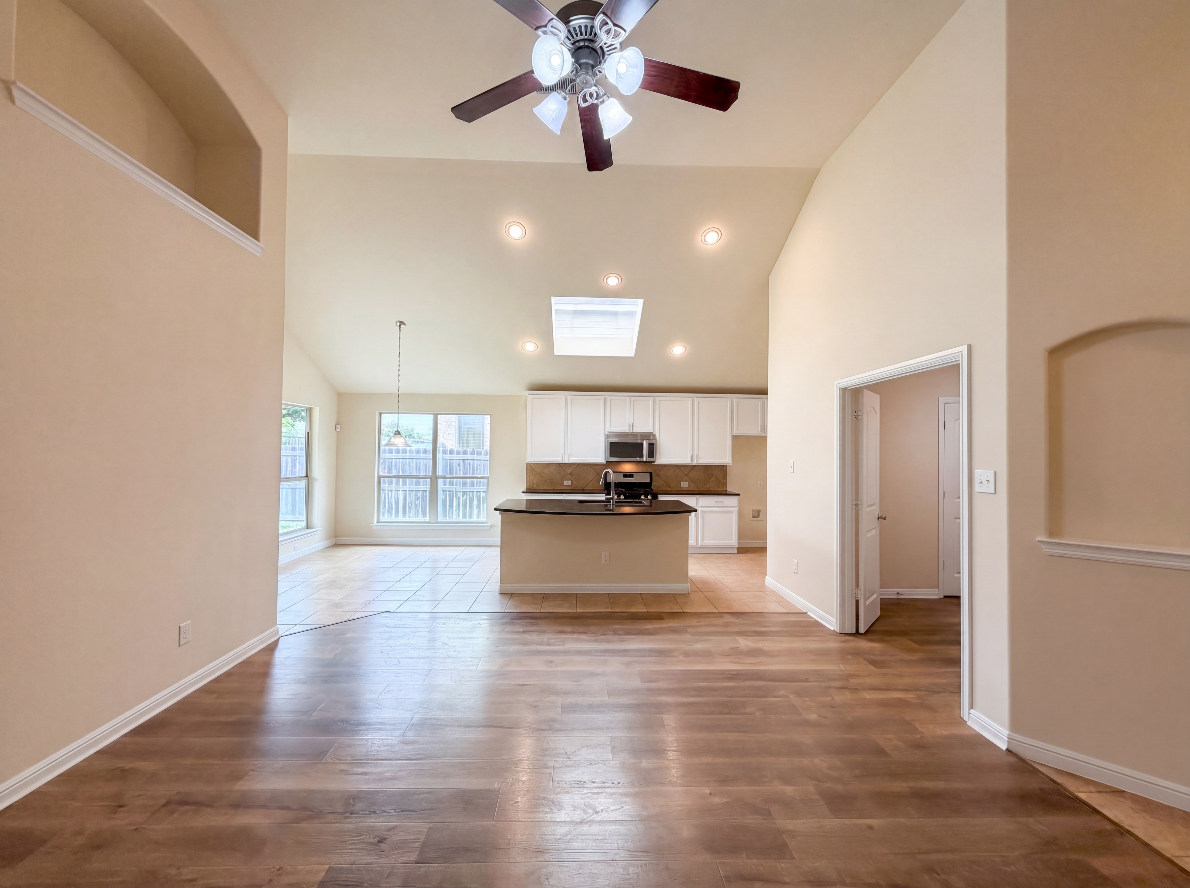 Photo 9 of 23 of 1124 Terrace View Dr, Fort Worth, TX