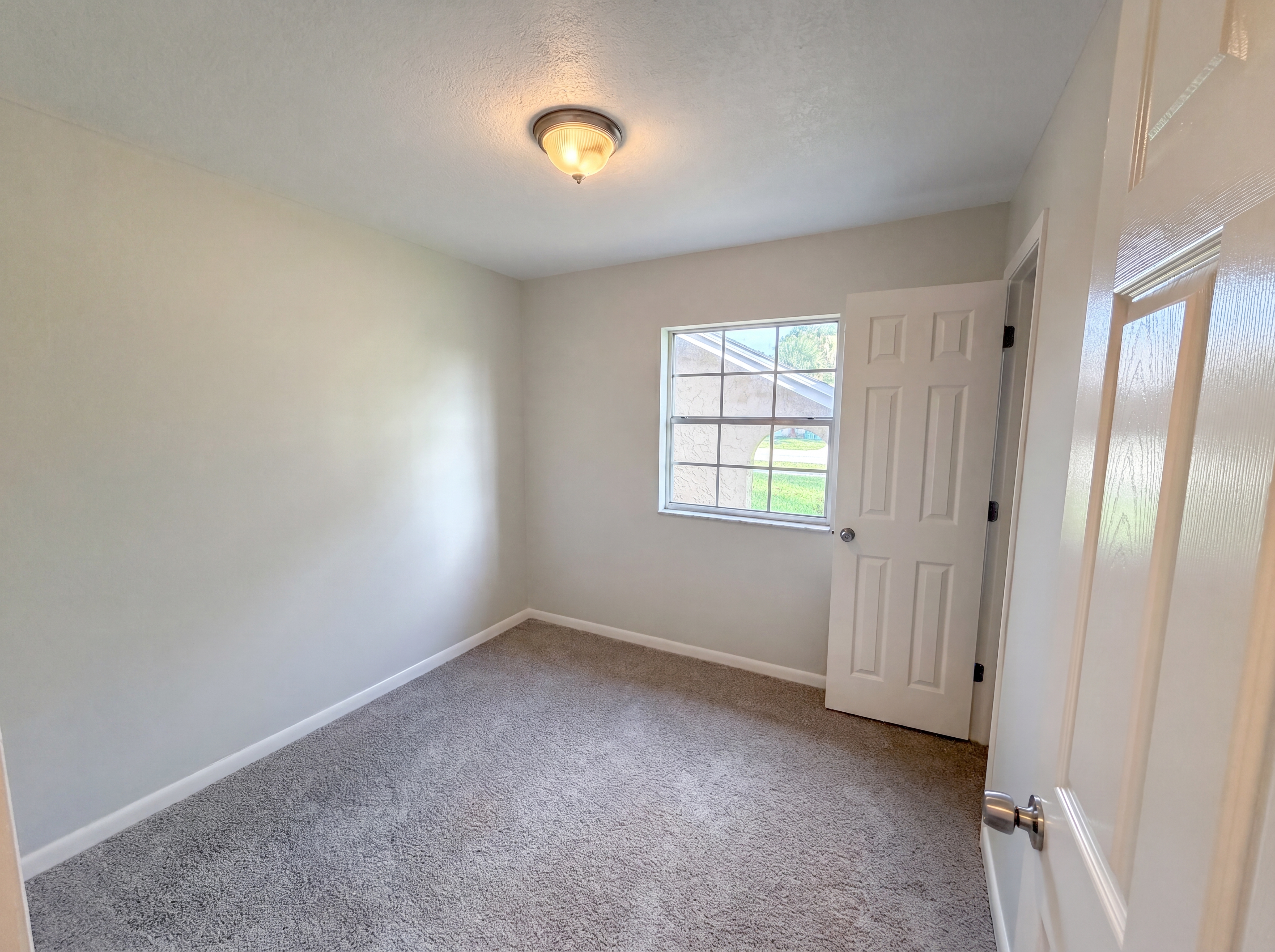 Photo 4 of 22 of 880 Fruitland Dr, Deltona, FL
