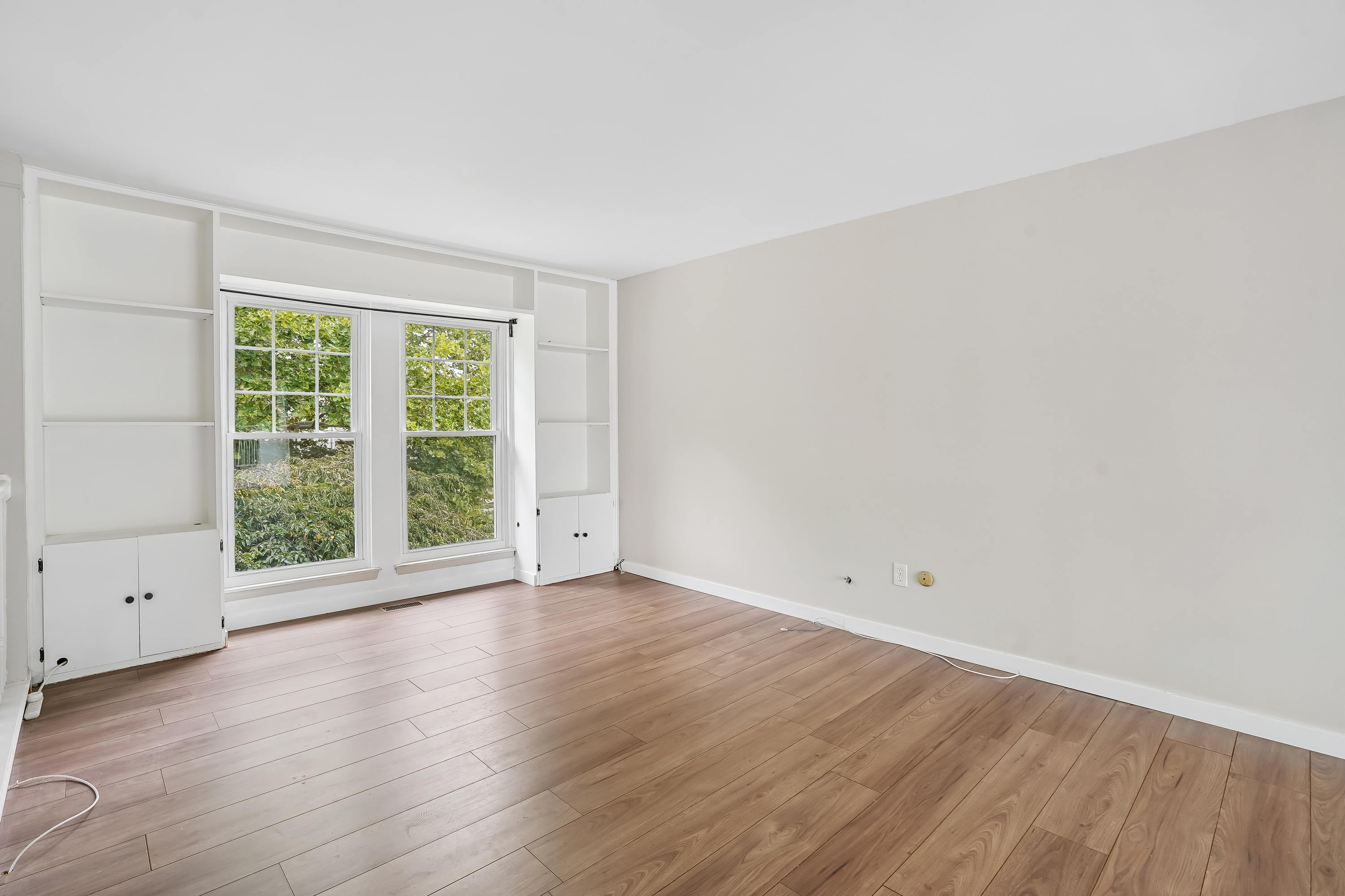 Photo 8 of 37 of 18923 Orleans Pl, Woodhaven, MI