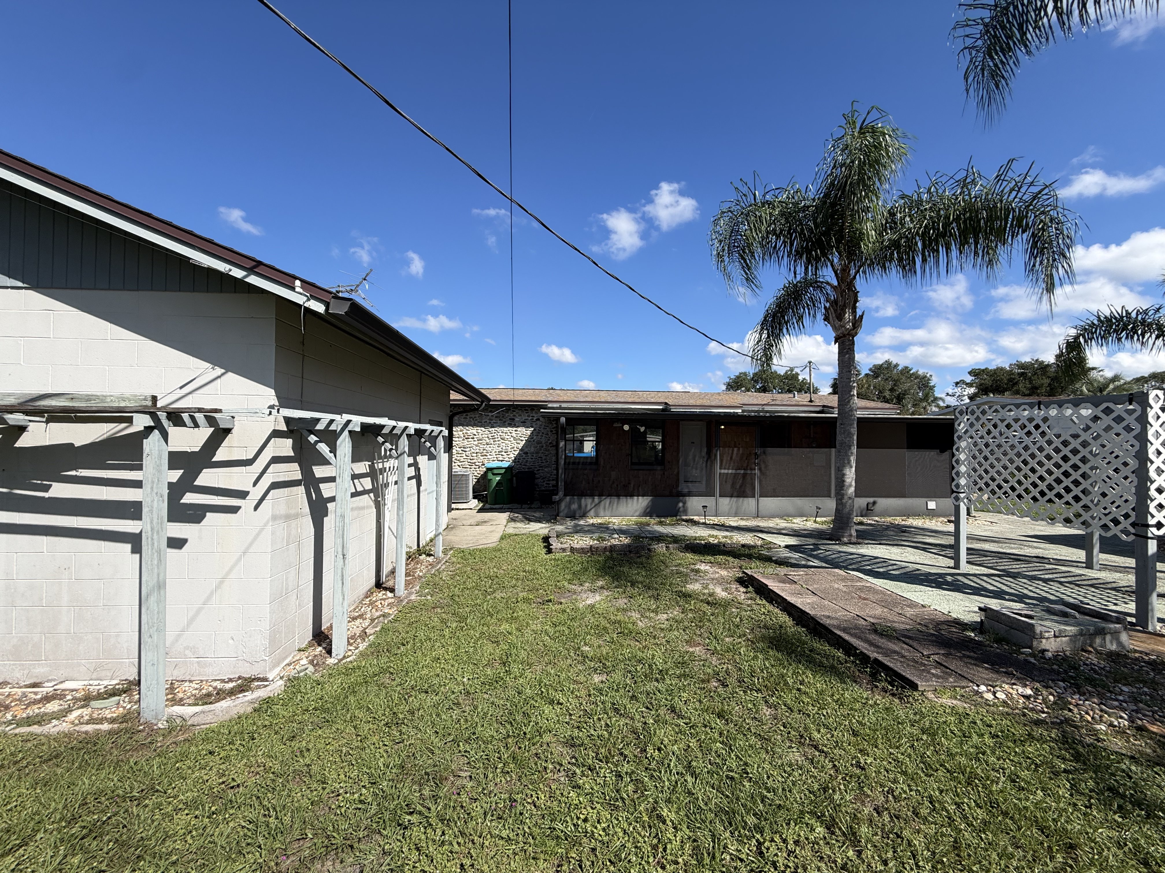 Photo 5 of 17 of 813 Halstead St, Deltona, FL