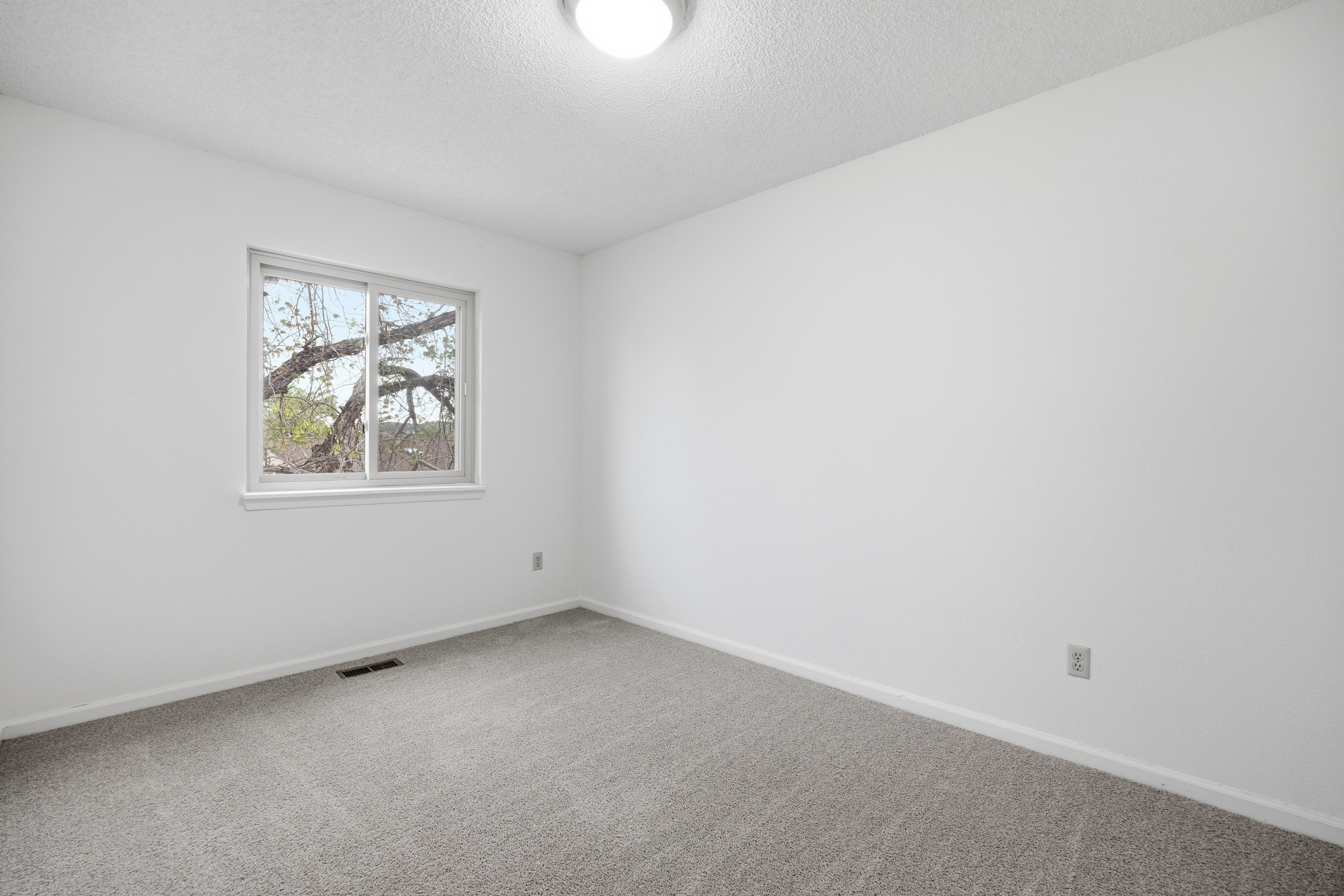 Photo 31 of 51 of 912 Amsterdam Dr, Colorado Springs, CO