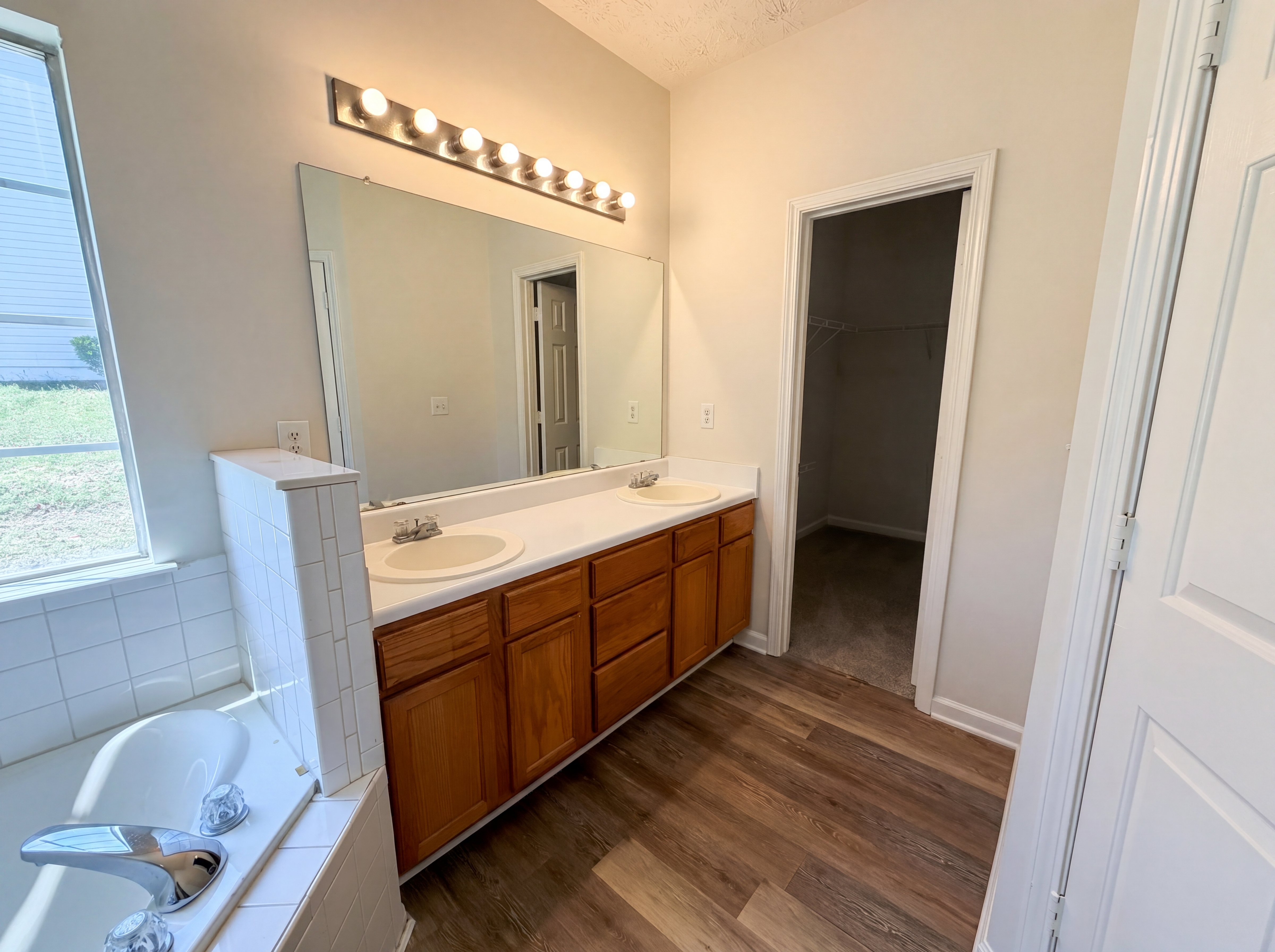 Photo 14 of 55 of 835 Shadow Lake Dr, Lithonia, GA