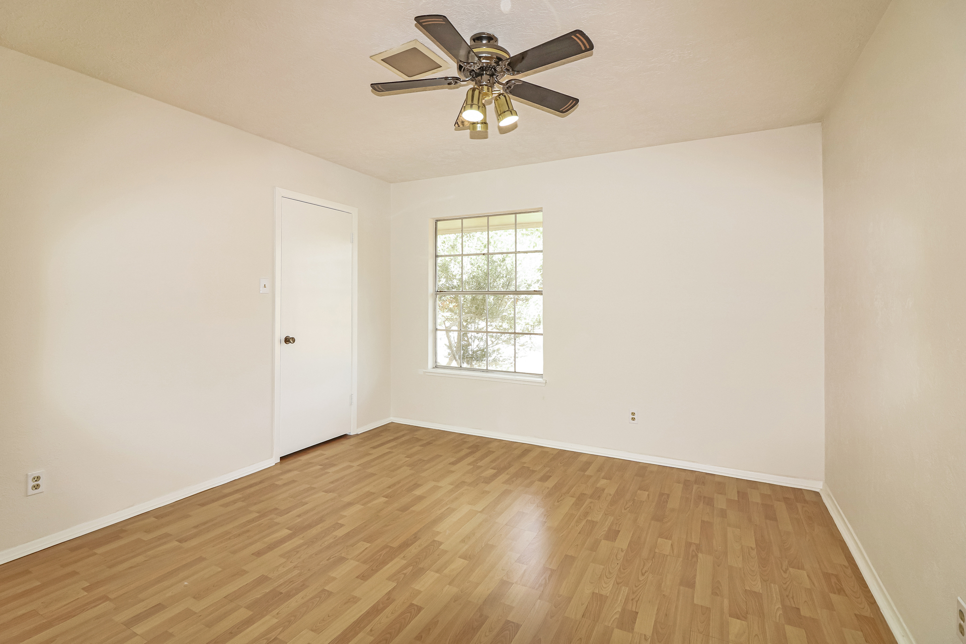 Photo 16 of 21 of 6409 Coral Gables Dr, Corpus Christi, TX