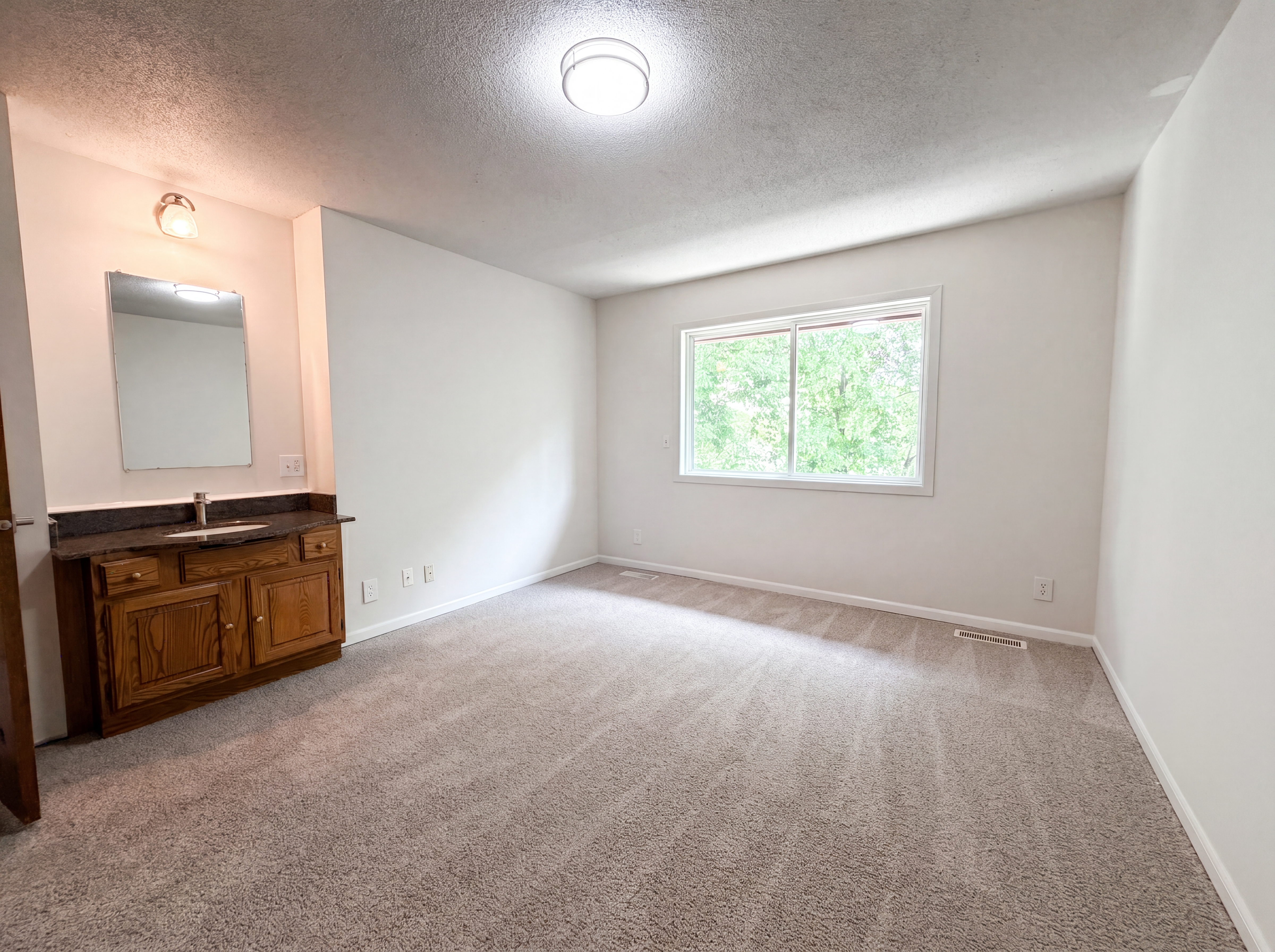 Photo 4 of 21 of 13637 Heather Hills Dr, Burnsville, MN