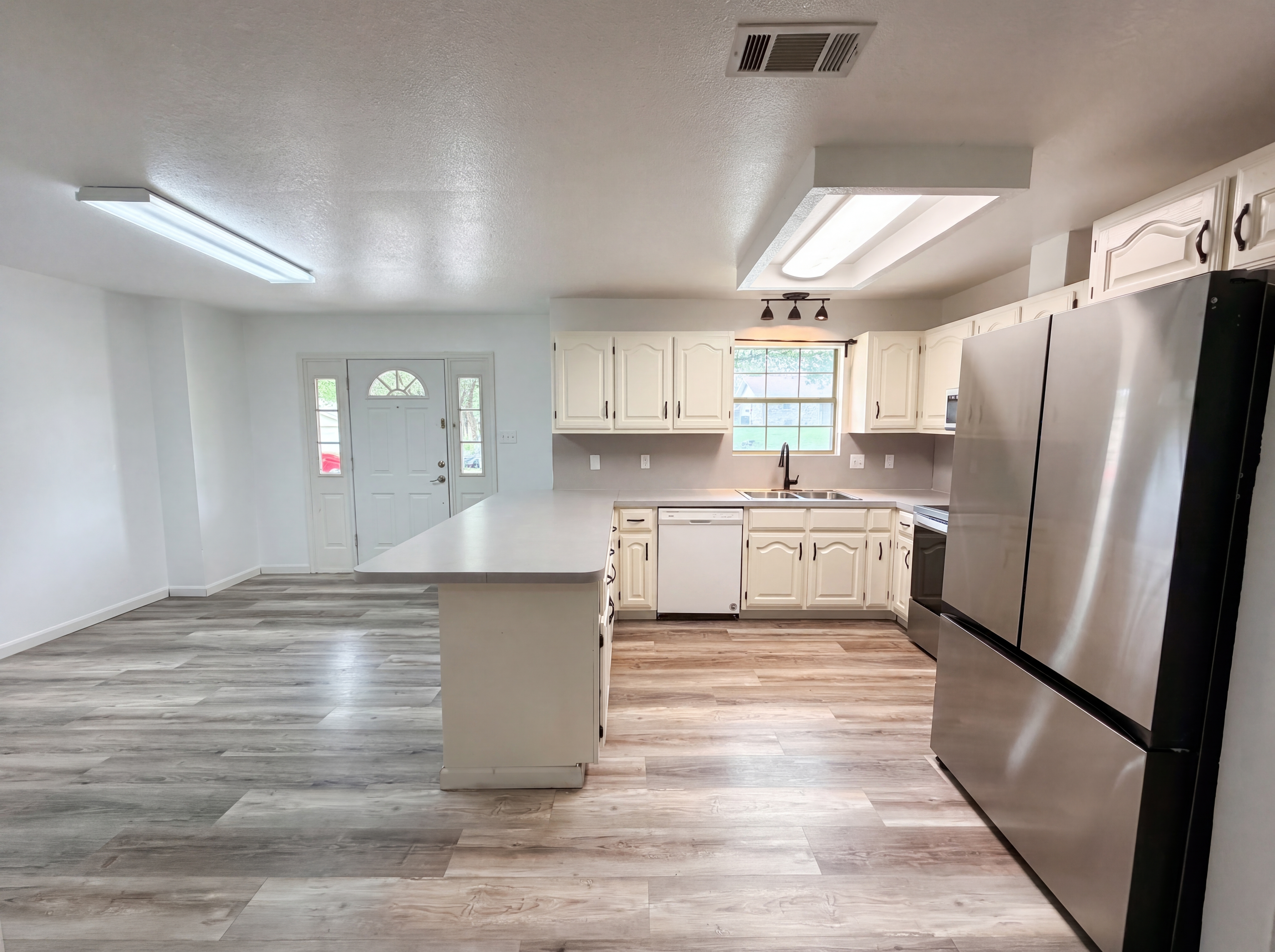 Photo 2 of 16 of 410 Cole Ave, Temple, TX