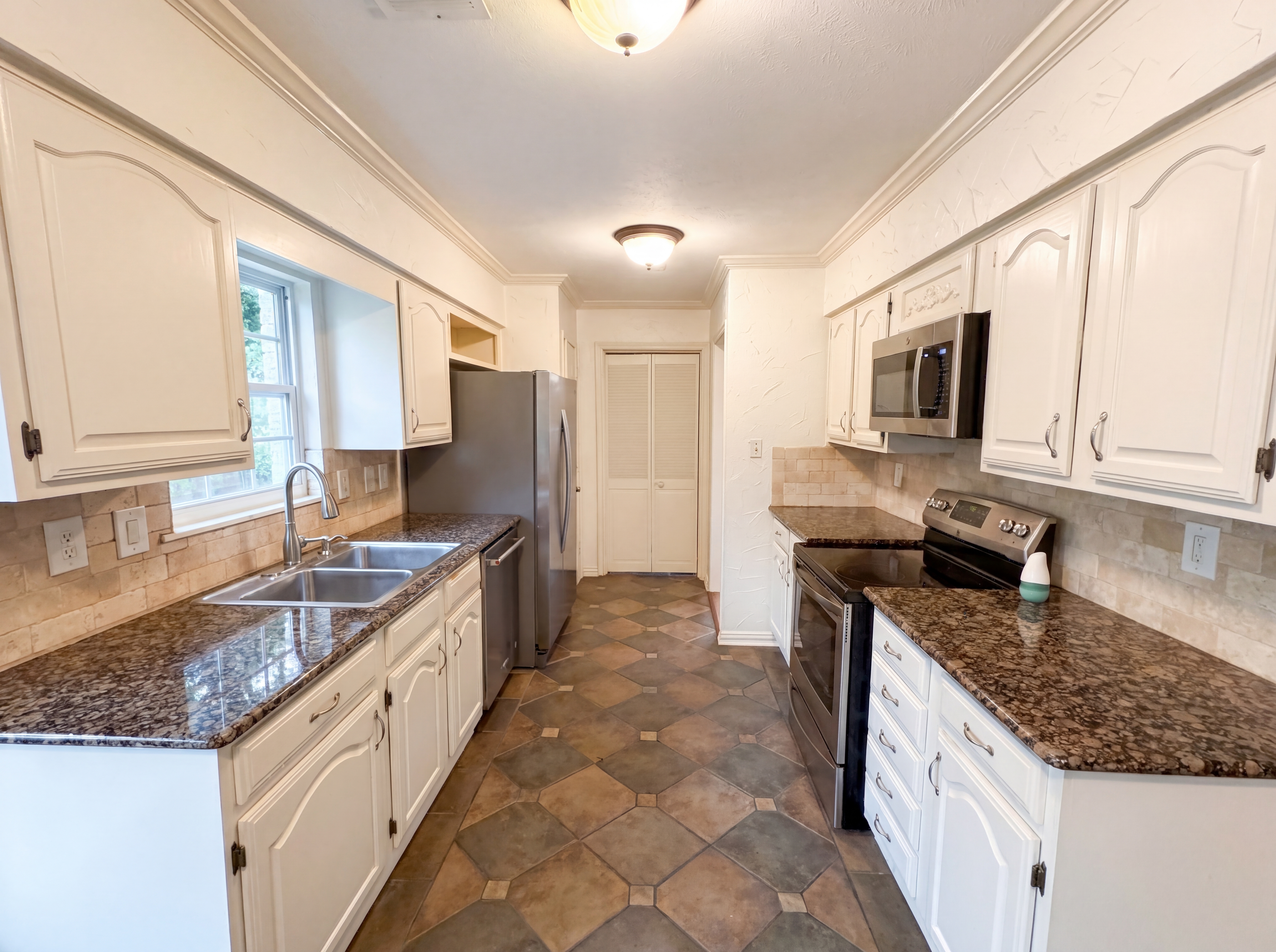 Photo 2 of 21 of 1332 Kesser Dr, Plano, TX