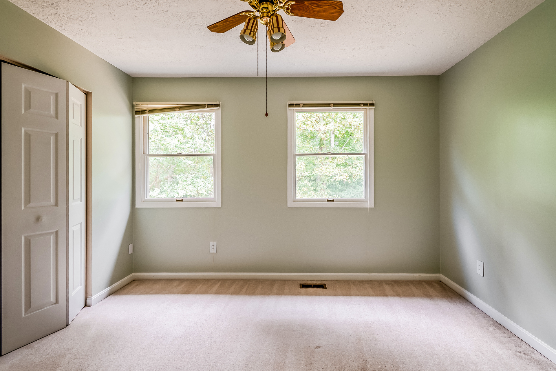 Photo 14 of 31 of 15074 Barkwood Dr, Woodbridge, VA