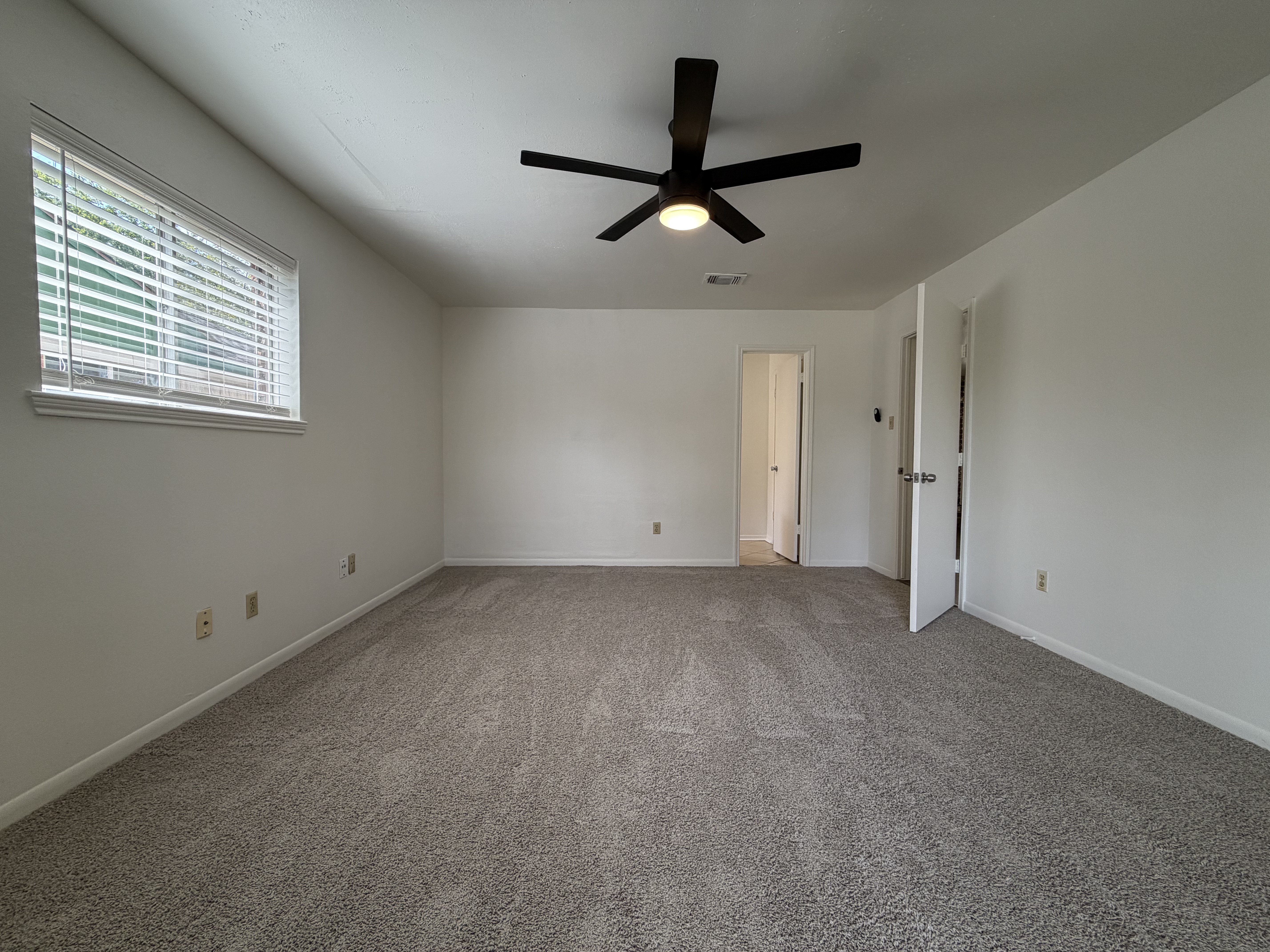Photo 8 of 21 of 6910 Vialinda Dr, Houston, TX