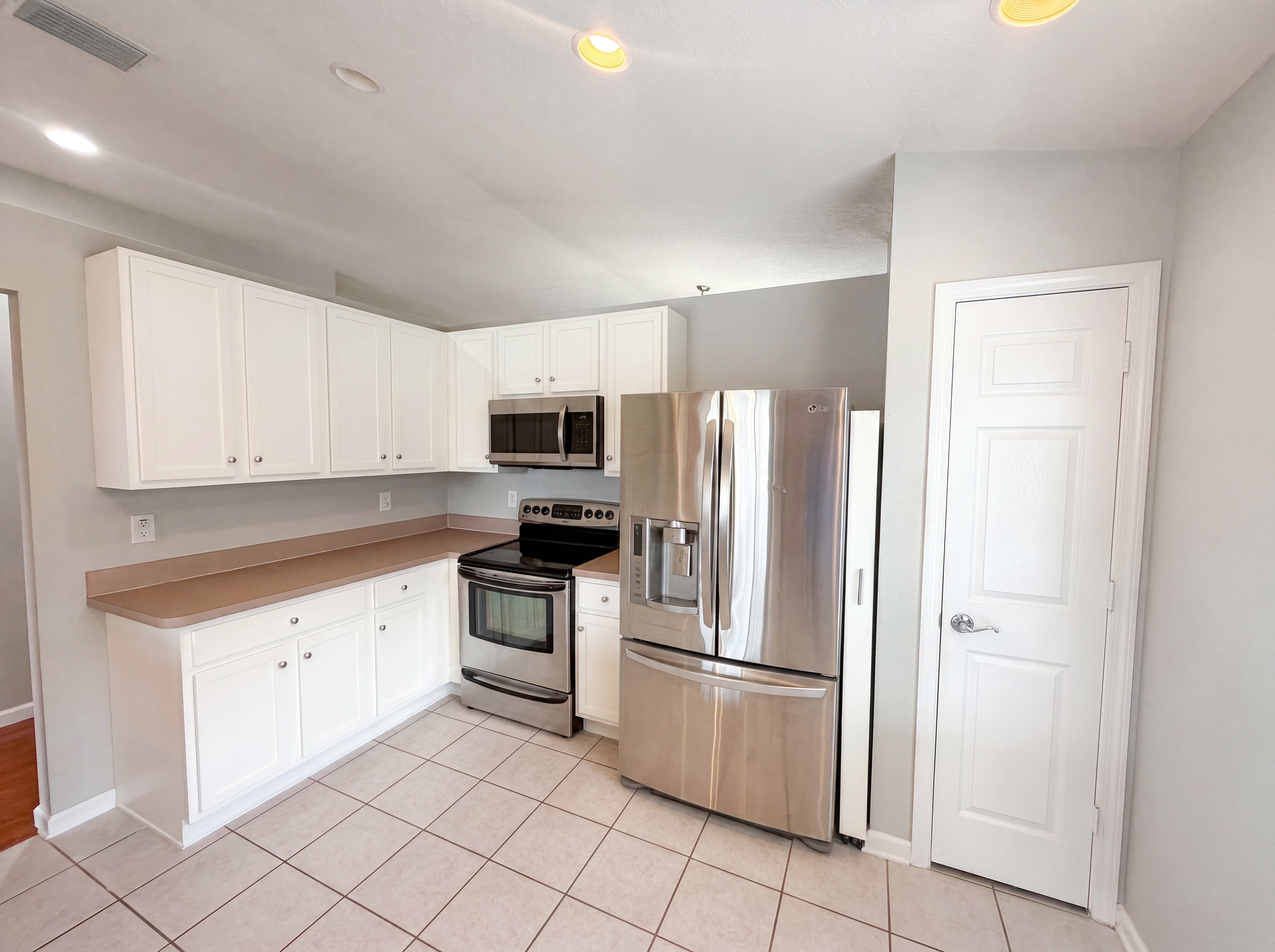 Photo 2 of 28 of 575 Sea Holly Dr, Brooksville, FL