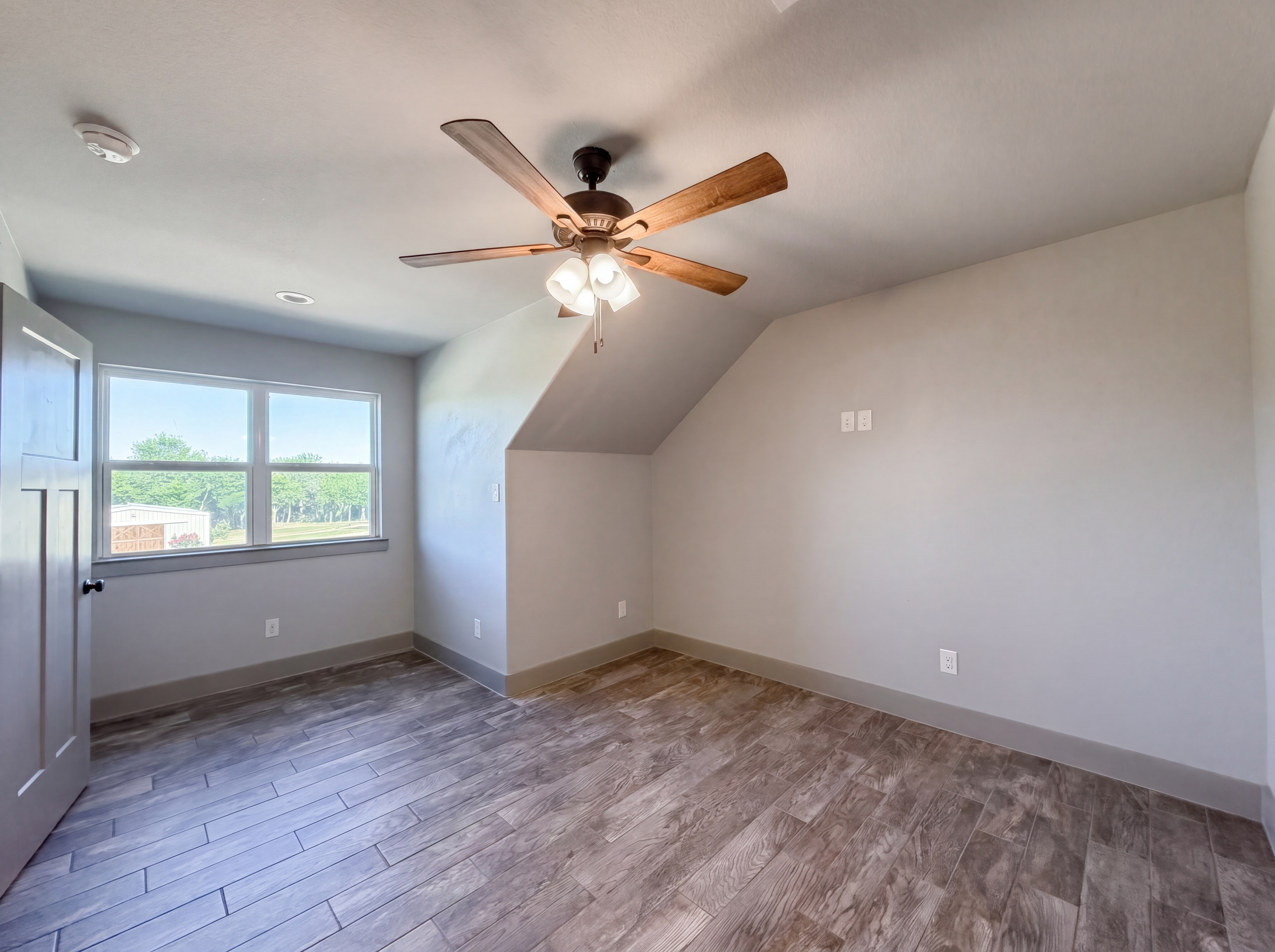 Photo 15 of 22 of 725 Cheyenne Trl, Trenton, TX