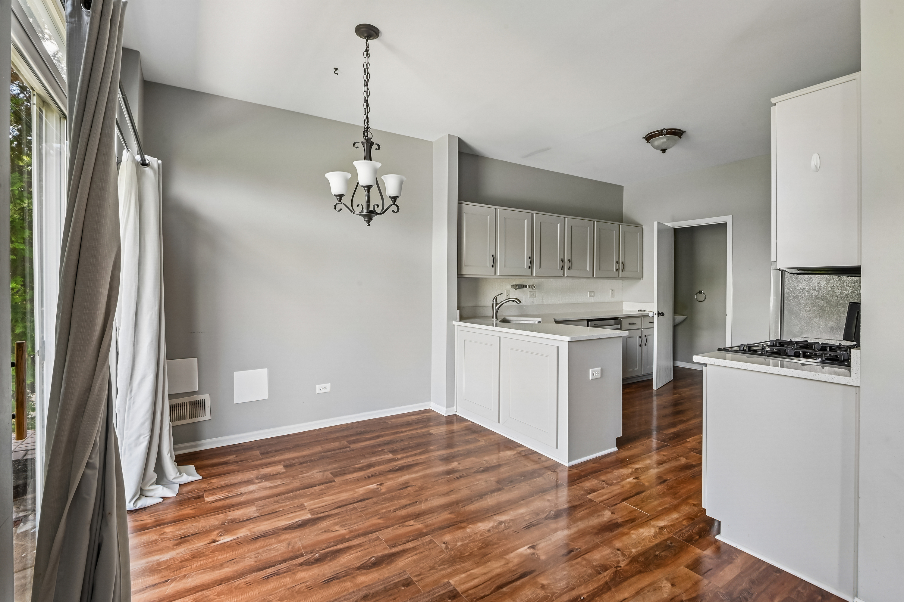 Photo 3 of 33 of 1212 Courtland Cir, Plainfield, IL