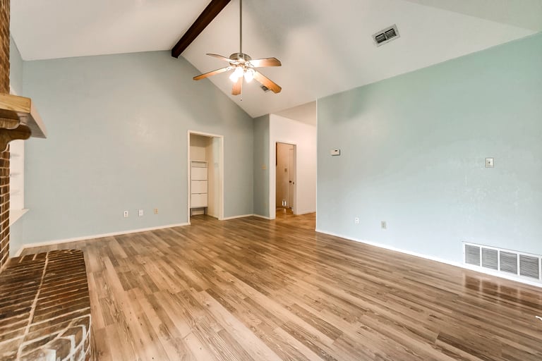 Photo 11 of 24 - 6913 Egan Way, Fort Worth, TX 76137
