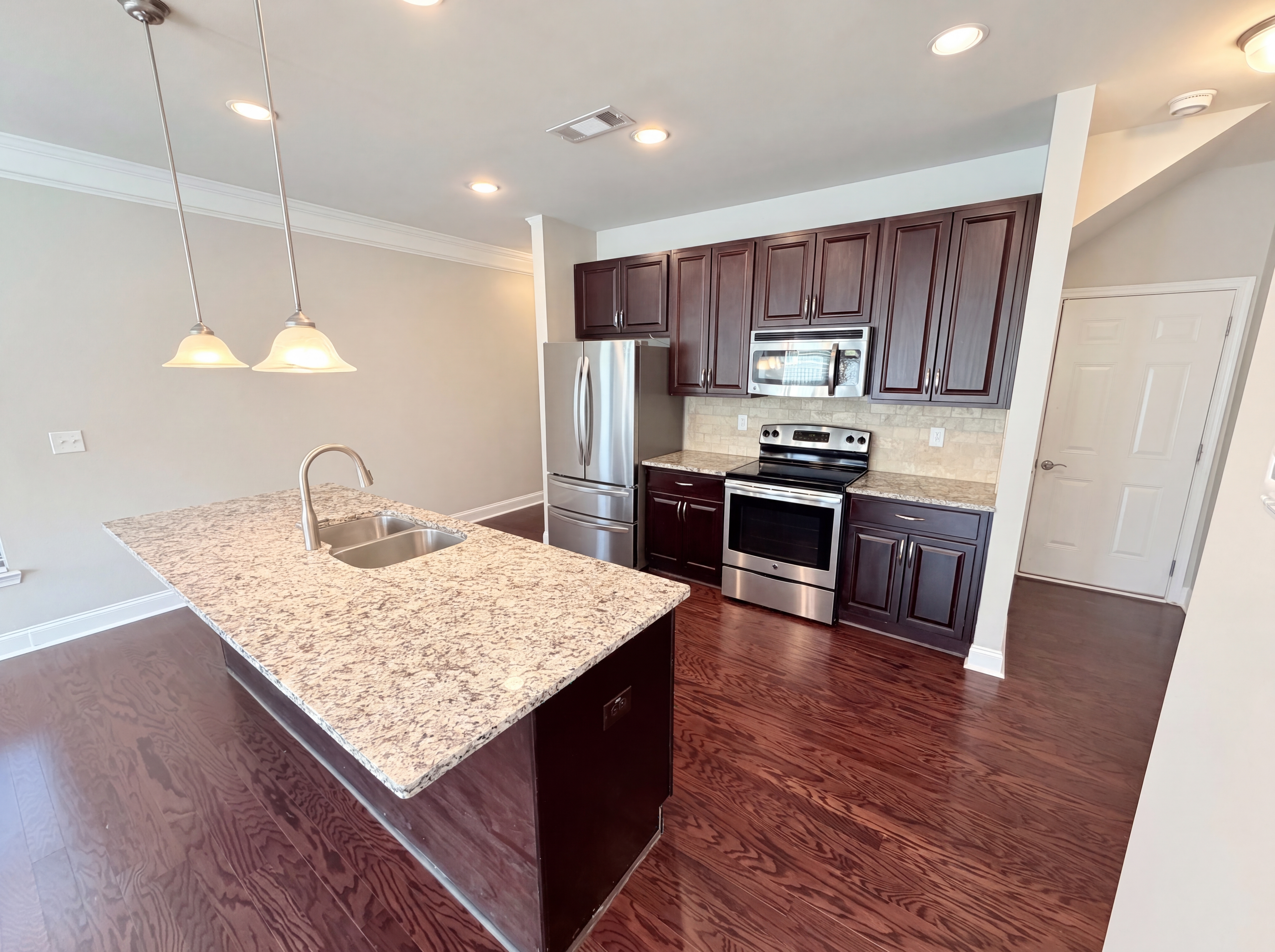 Photo 7 of 24 of 10555 Naramore Ln, Alpharetta, GA