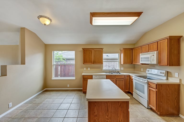 Photo 2 of 23 - 1816 Little Deer Ln, Fort Worth, TX 76131
