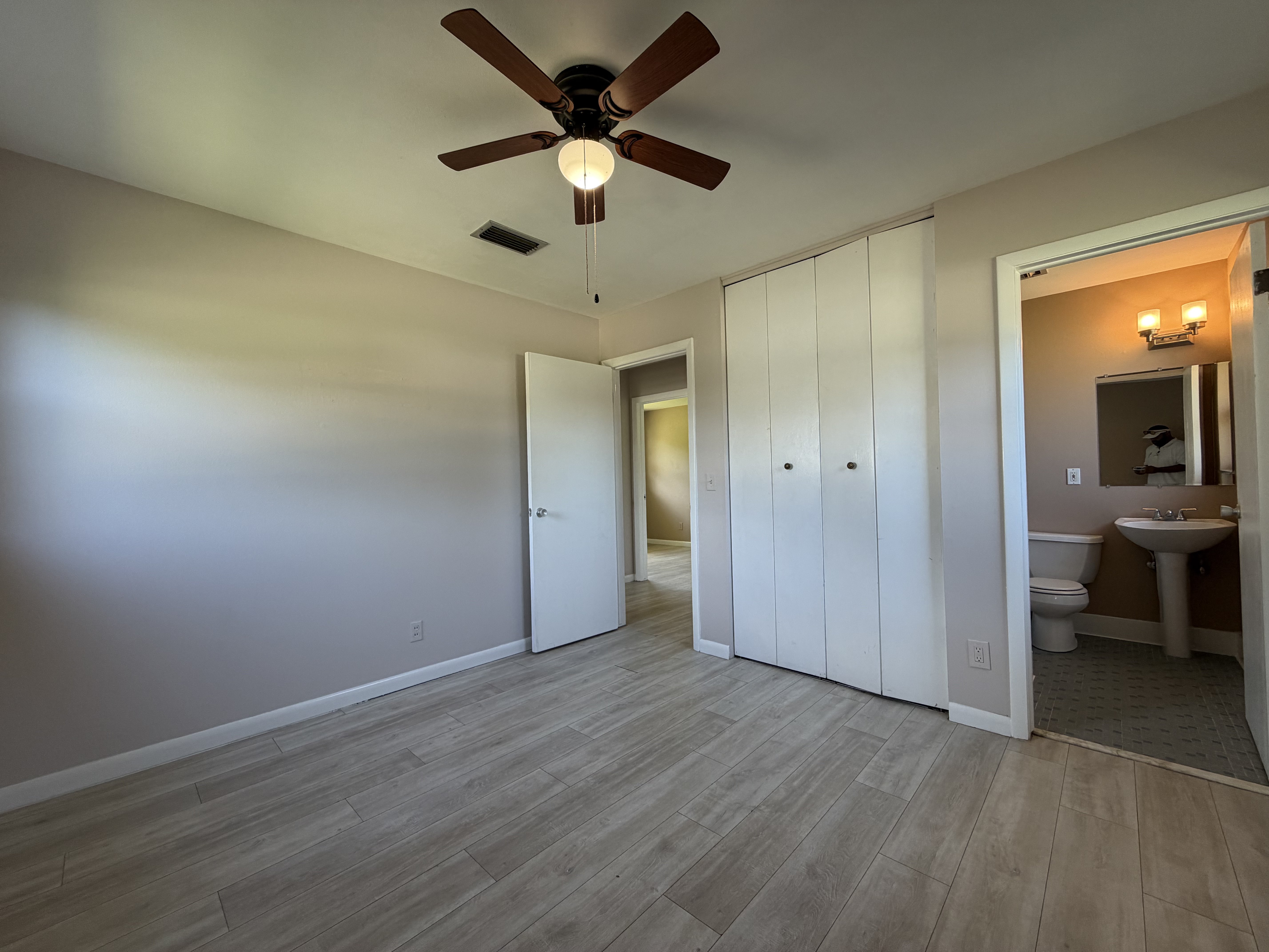 Photo 4 of 17 of 1737 Hawaii Dr E, Jacksonville, FL