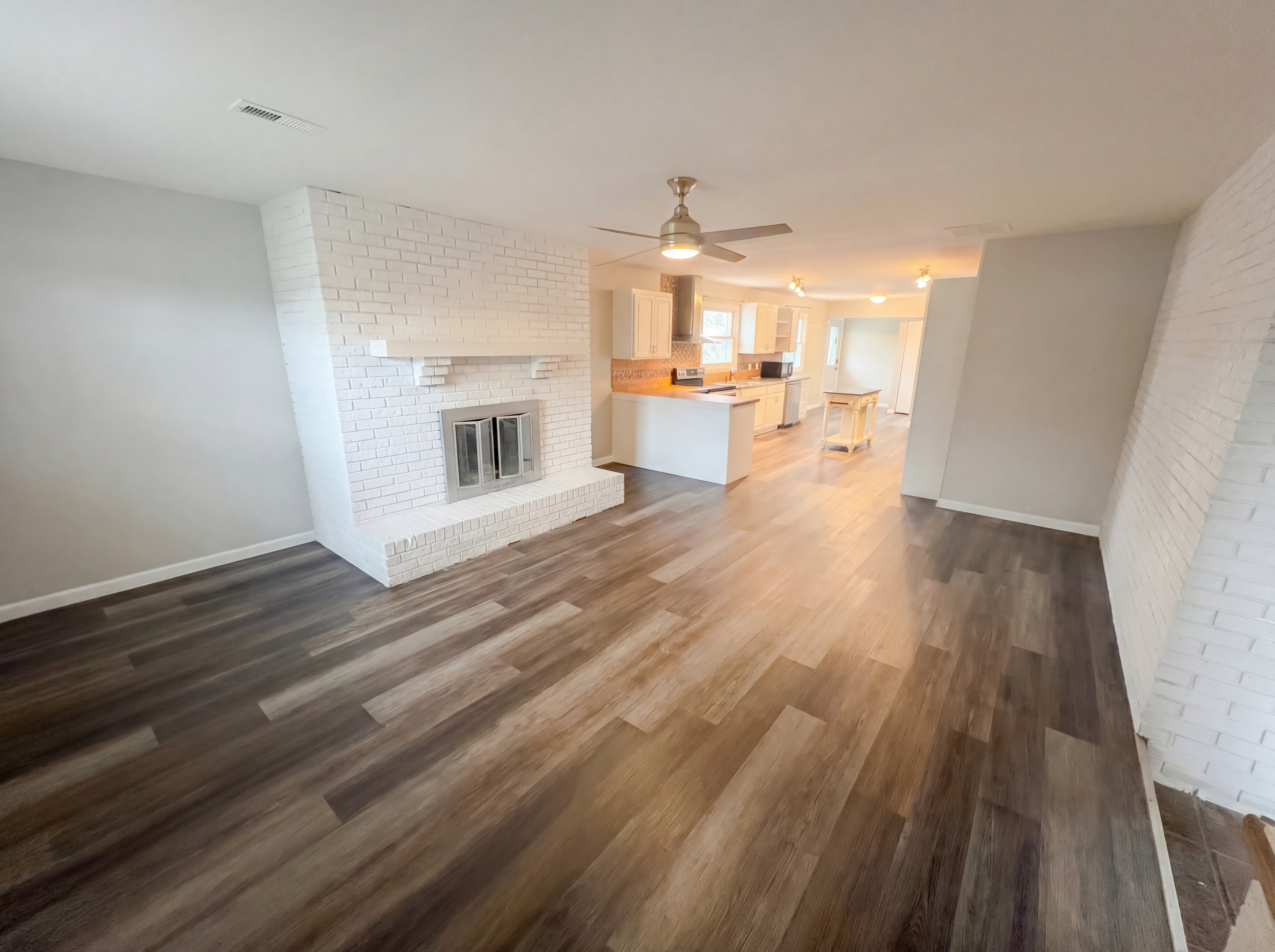 Photo 3 of 21 of 2122 Danbury Dr, Indianapolis, IN