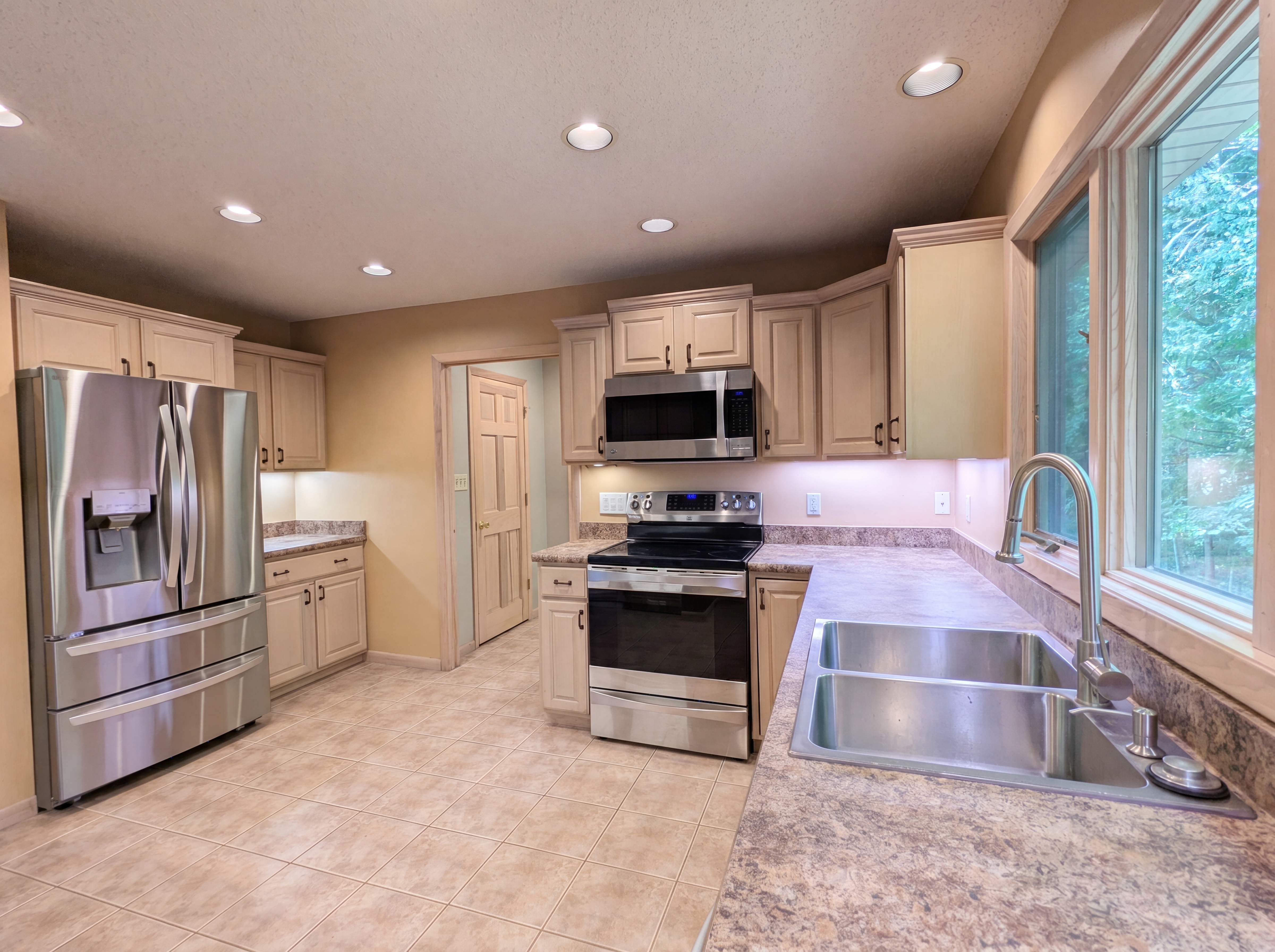 Photo 2 of 33 of 7550 James Dr, North Royalton, OH
