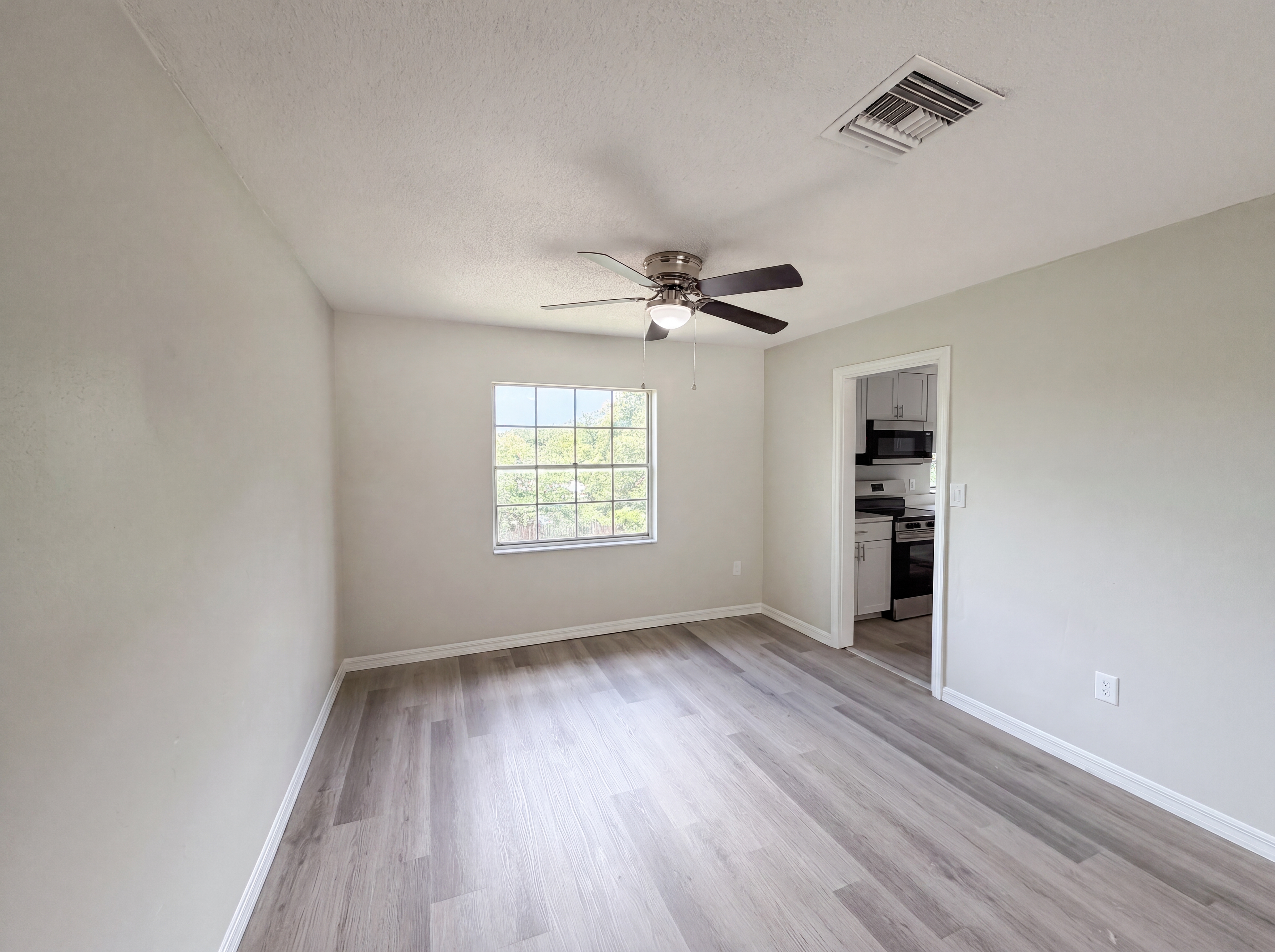 Photo 13 of 26 of 333 E Chelsea St, Deland, FL