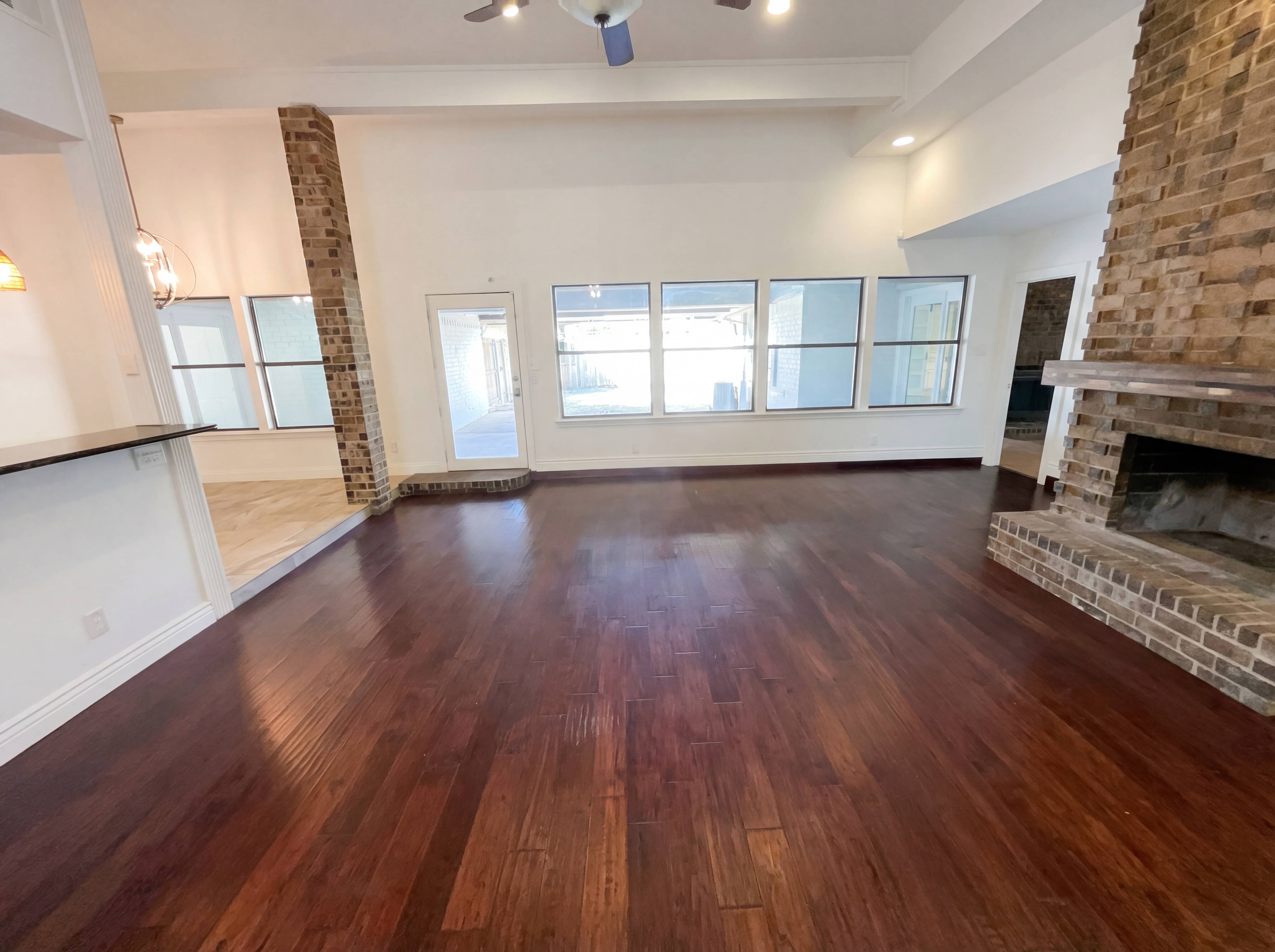 Photo 7 of 19 of 401 Kenshire Dr, Benbrook, TX