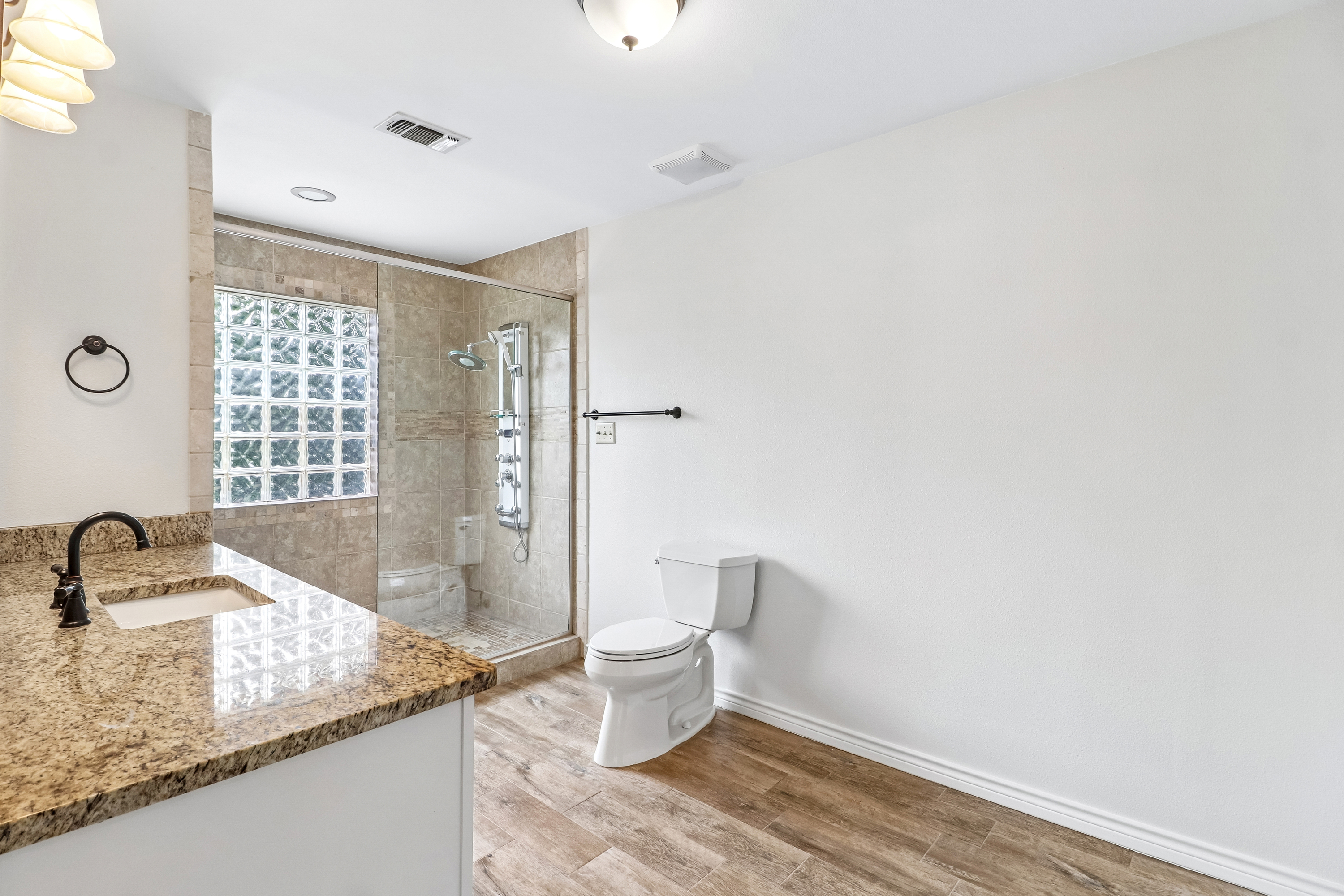 Photo 9 of 47 of 1321 E Zipp Rd, New Braunfels, TX