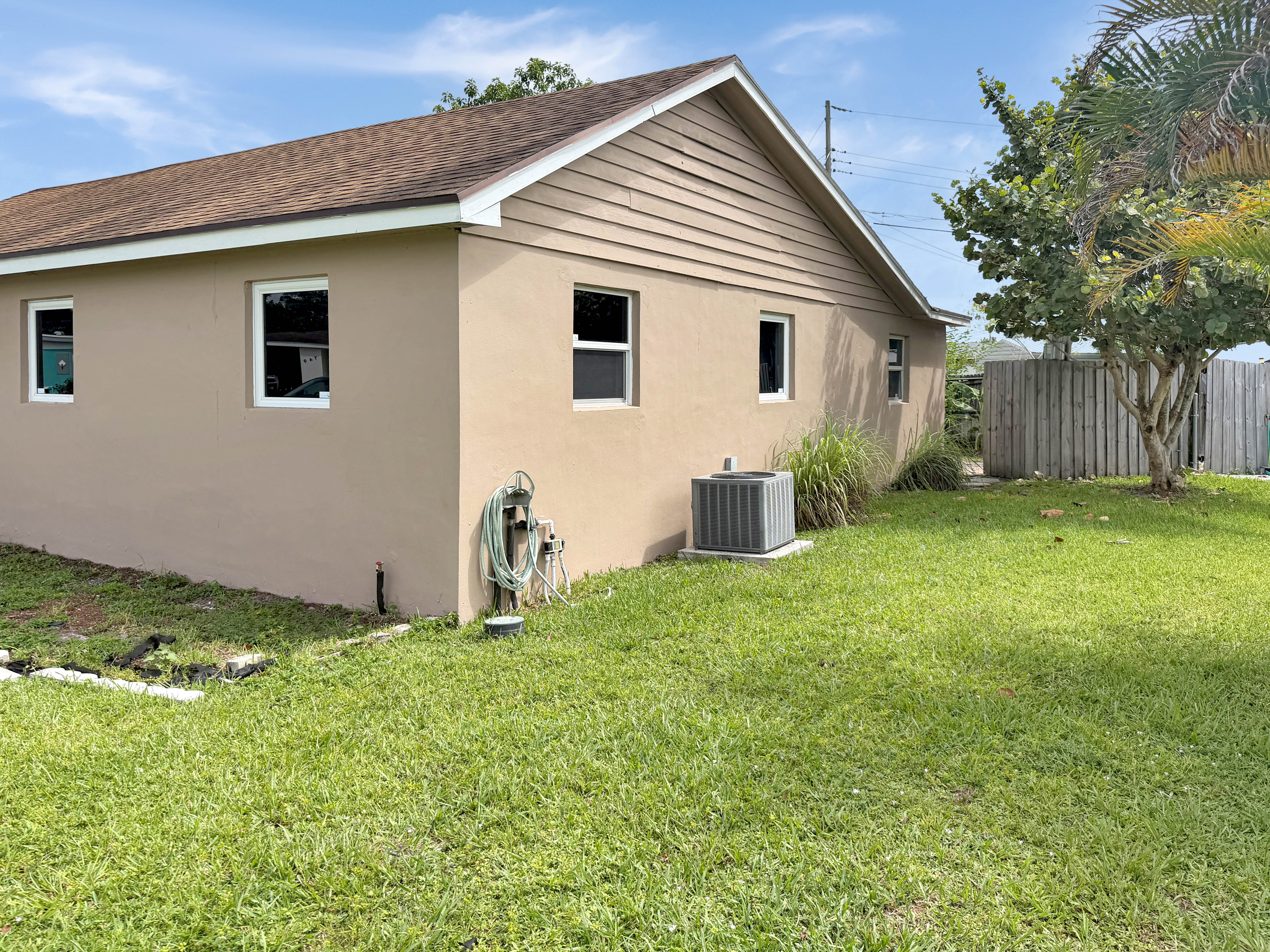 Photo 5 of 30 of 752 Orchid Dr, Royal Palm Beach, FL
