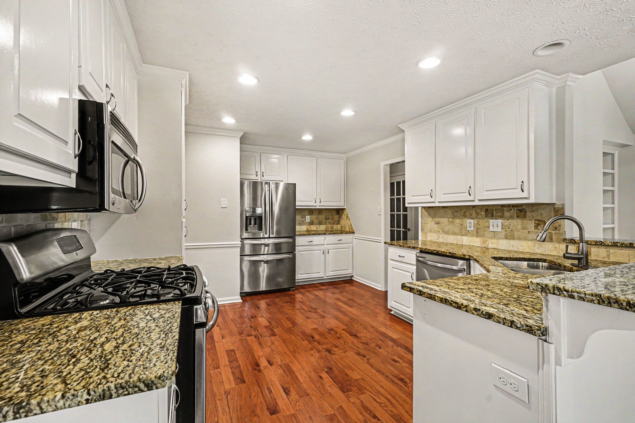 Photo 2 of 25 of 977 Sunny Glenn Ct, Lawrenceville, GA