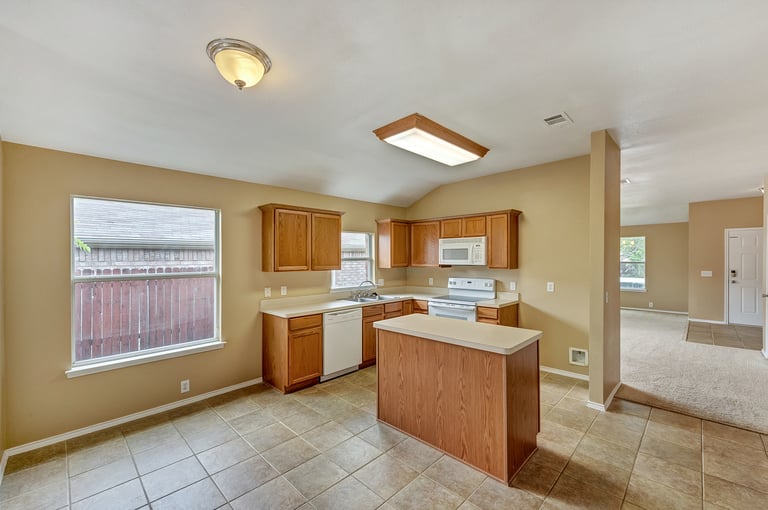 Photo 8 of 23 - 1816 Little Deer Ln, Fort Worth, TX 76131