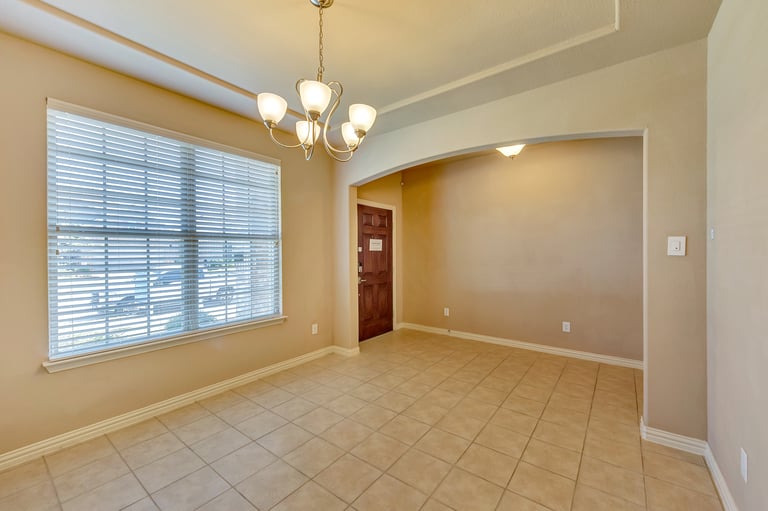 Photo 3 of 27 - 1124 Crest Breeze Dr, Haslet, TX 76052