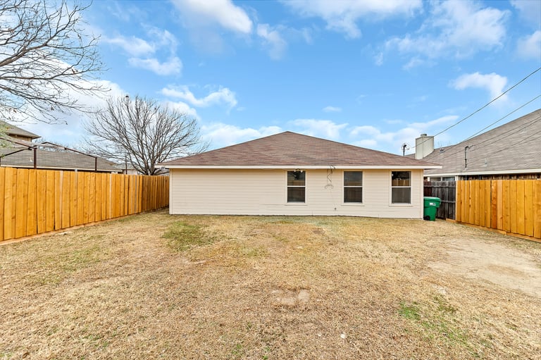 Photo 5 of 26 - 905 Sharp Dr, Cedar Hill, TX 75104