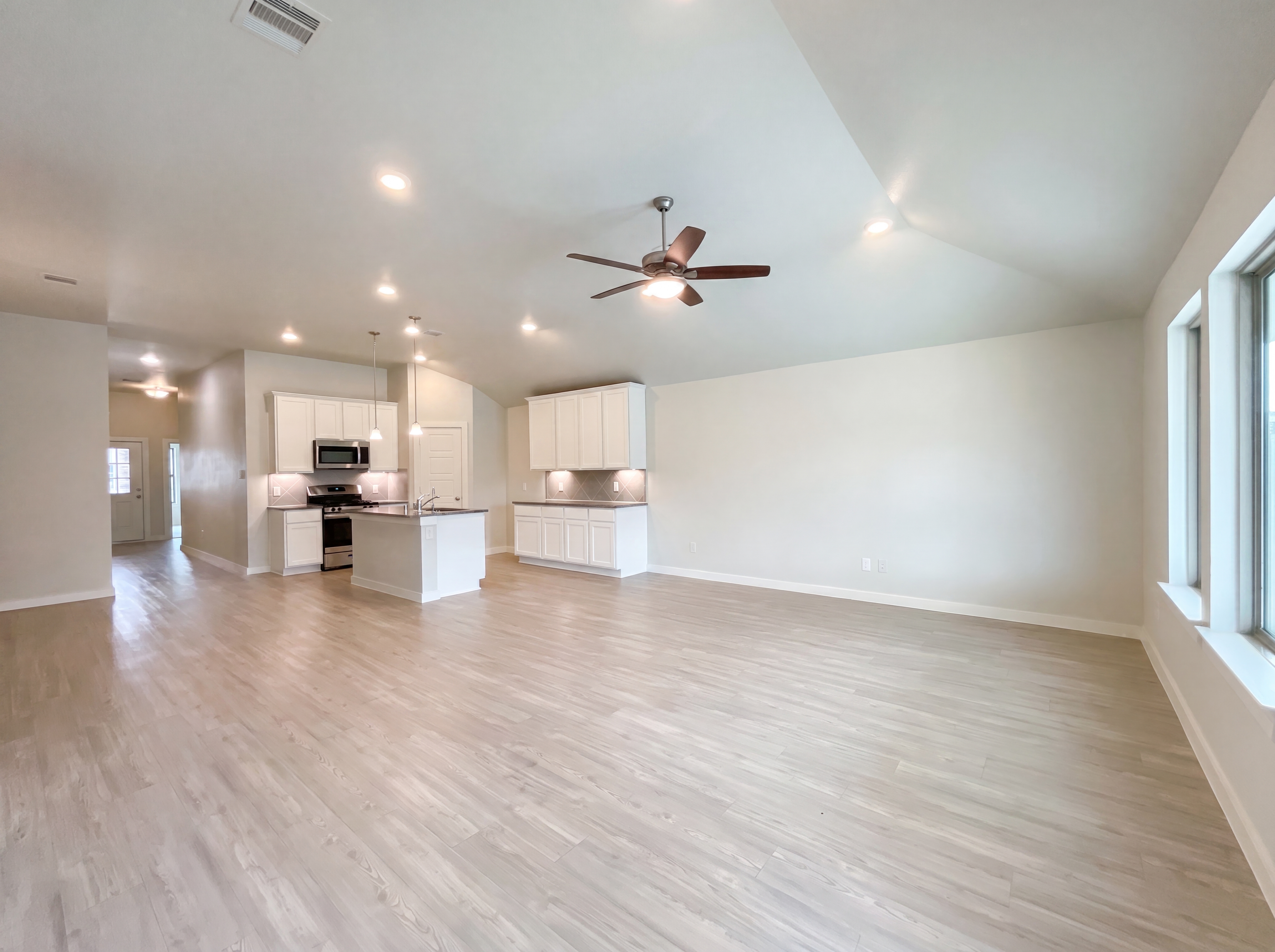 Photo 3 of 17 of 823 Deerhurst Ln, Magnolia, TX