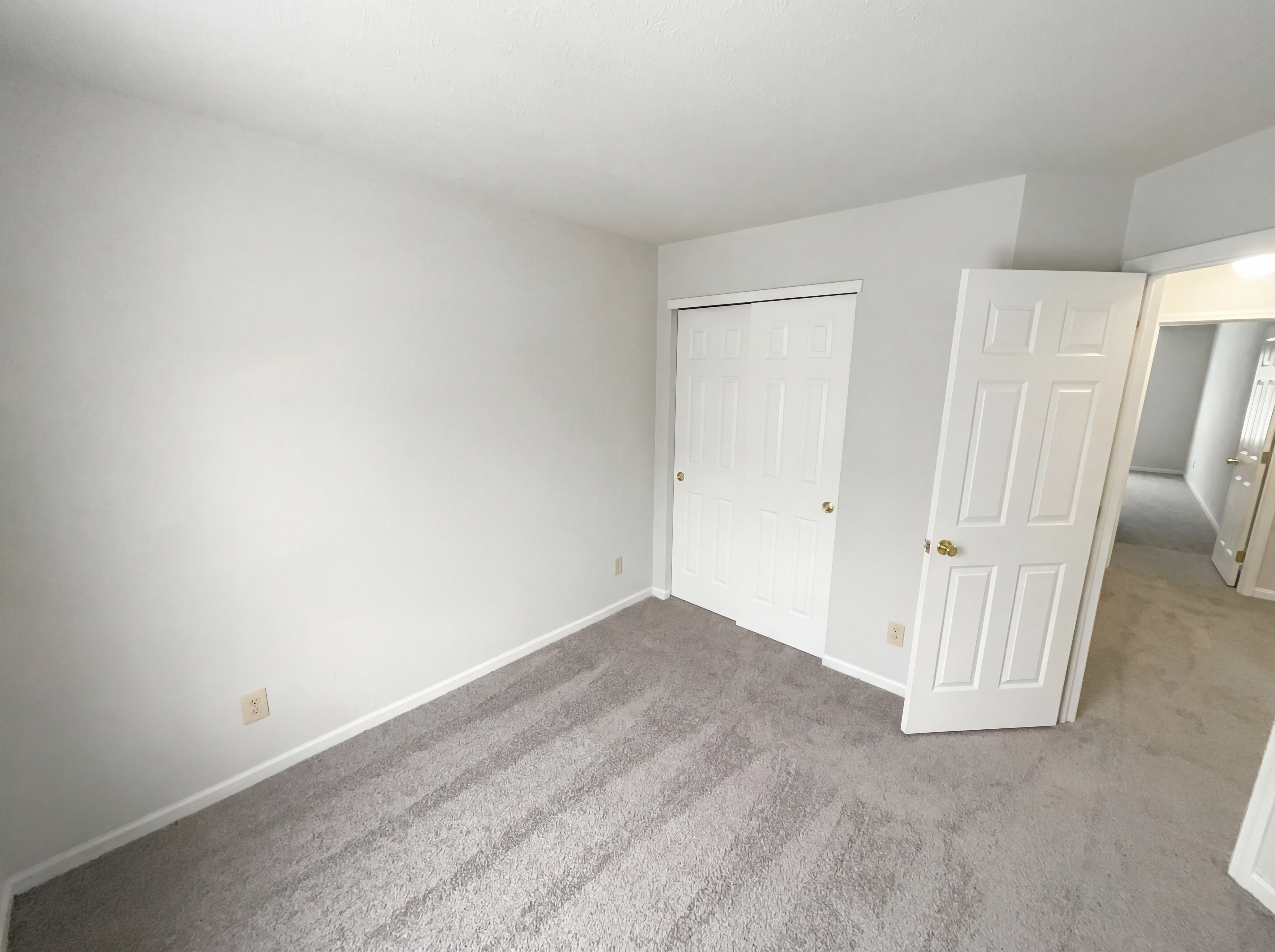 Photo 4 of 25 of 4925 Pembridge Dr, Indianapolis, IN