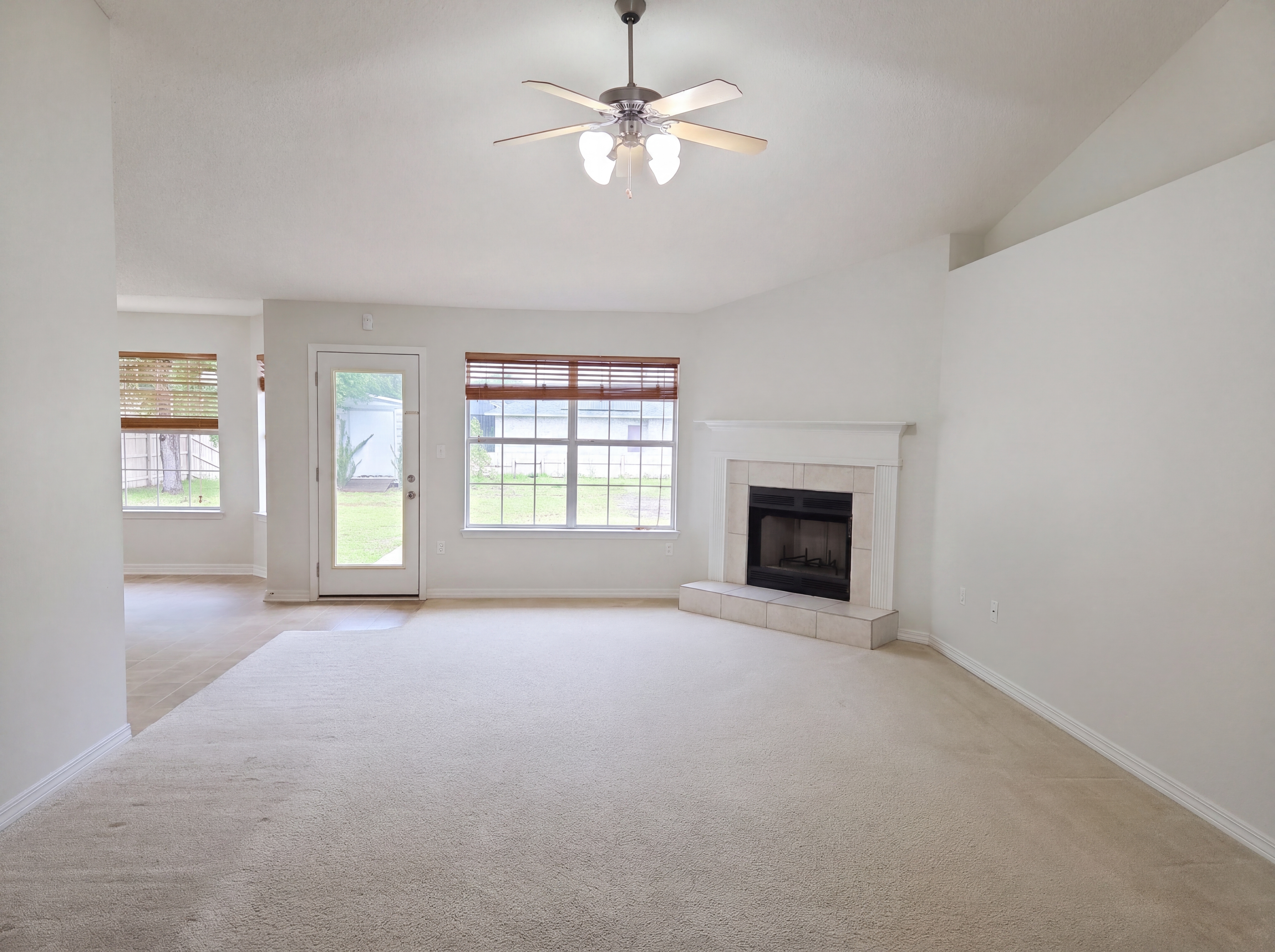 Photo 3 of 19 of 9564 Pouder Ln, Navarre, FL