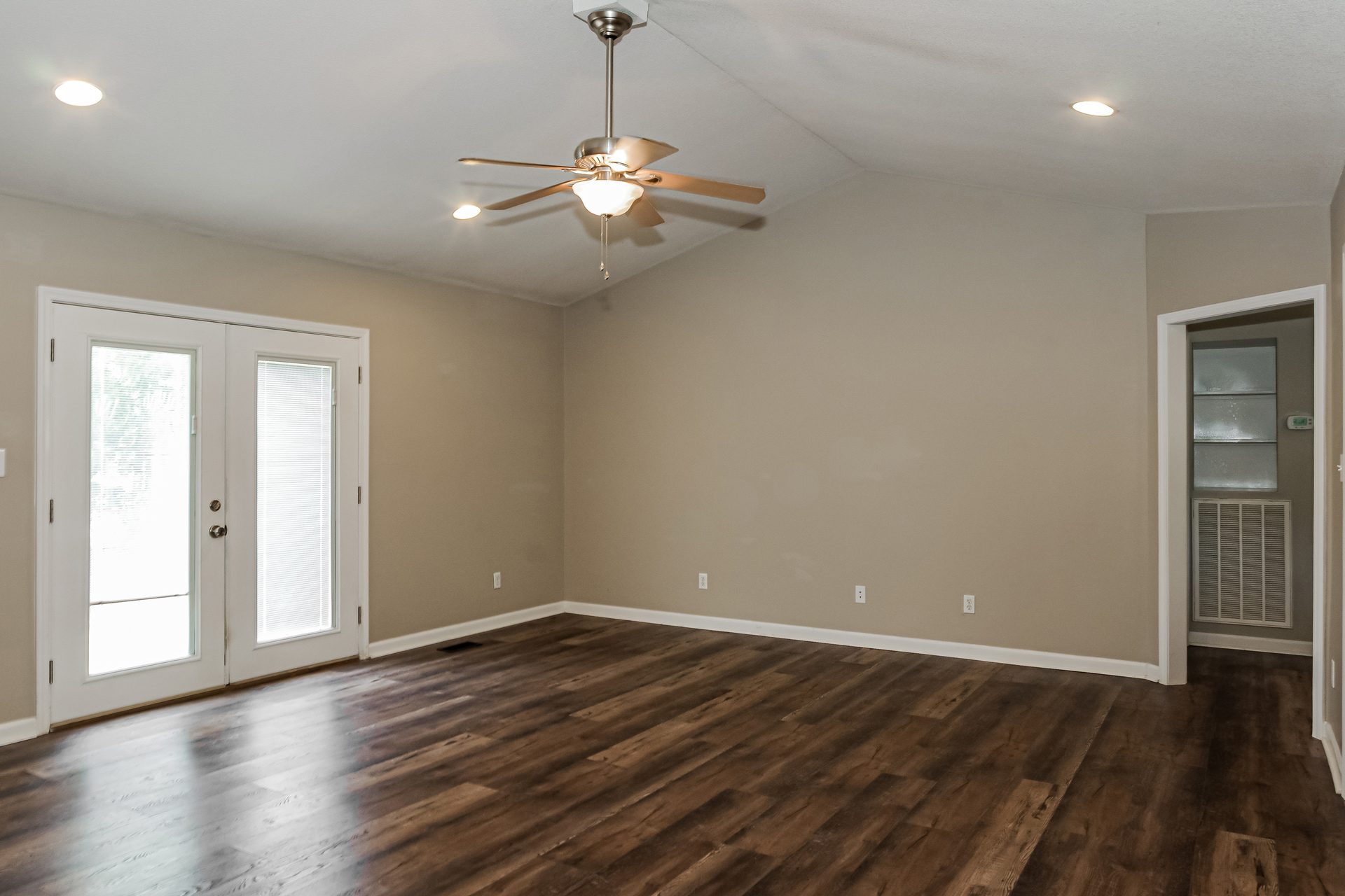 Photo 3 of 21 of 20 Leach Dr, Guntersville, AL