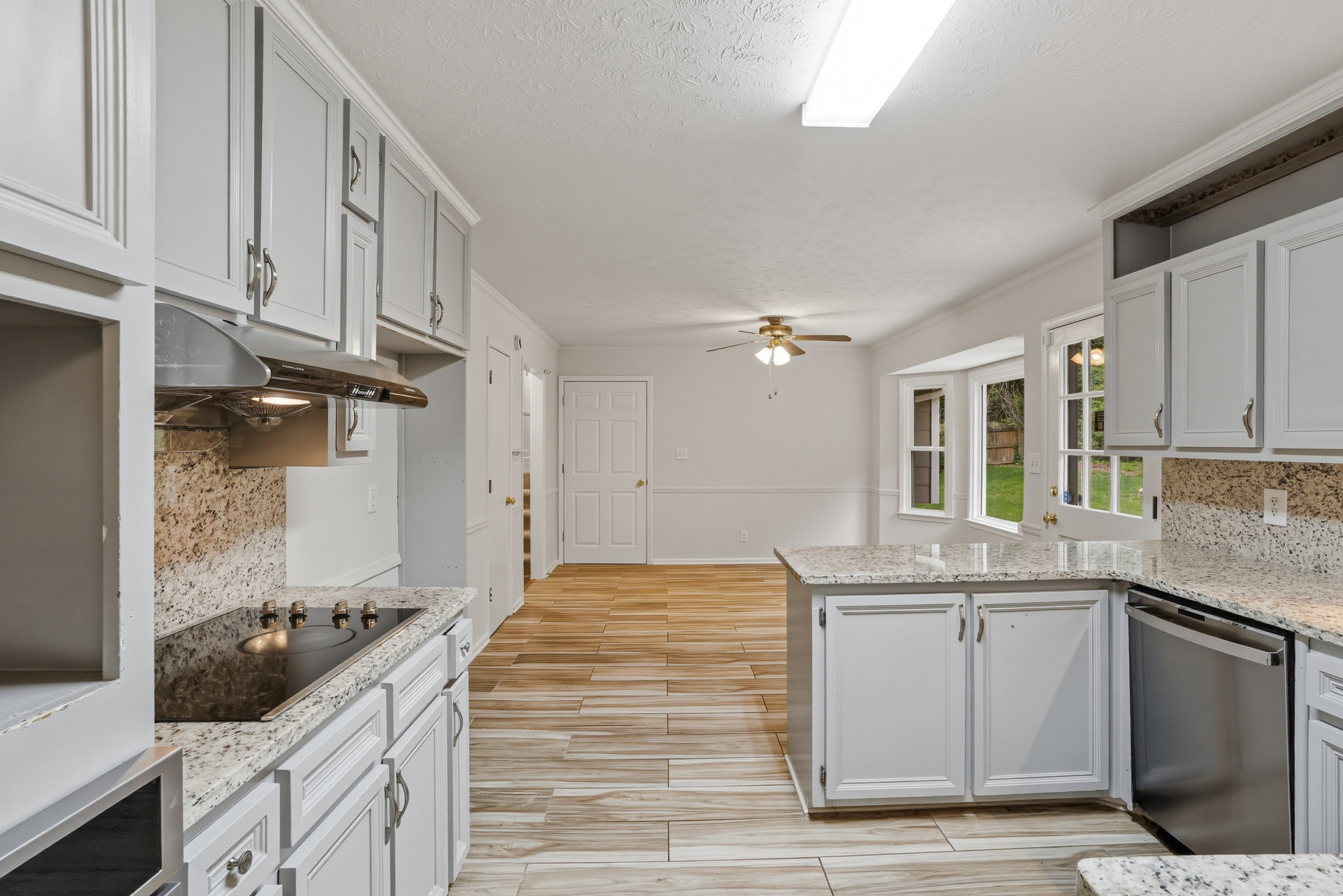 Photo 9 of 37 of 3839 Cotswold Dr , Lilburn, GA