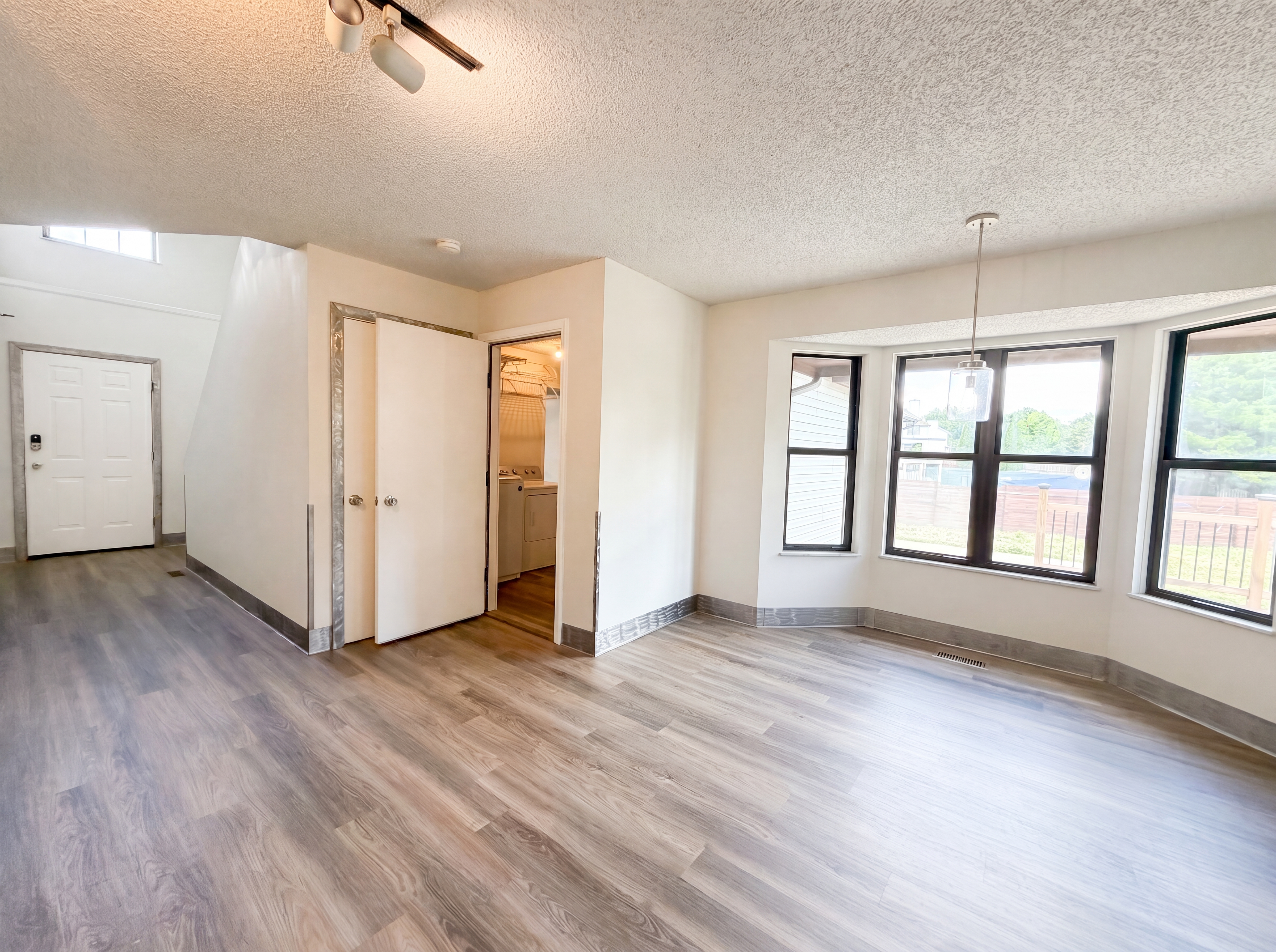 Photo 13 of 41 of 3581 Meadowgate Ct, Pickerington, OH