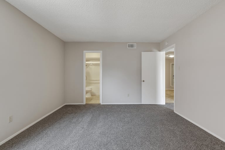 Photo 15 of 24 - 2323 Newbury Dr, Arlington, TX 76014