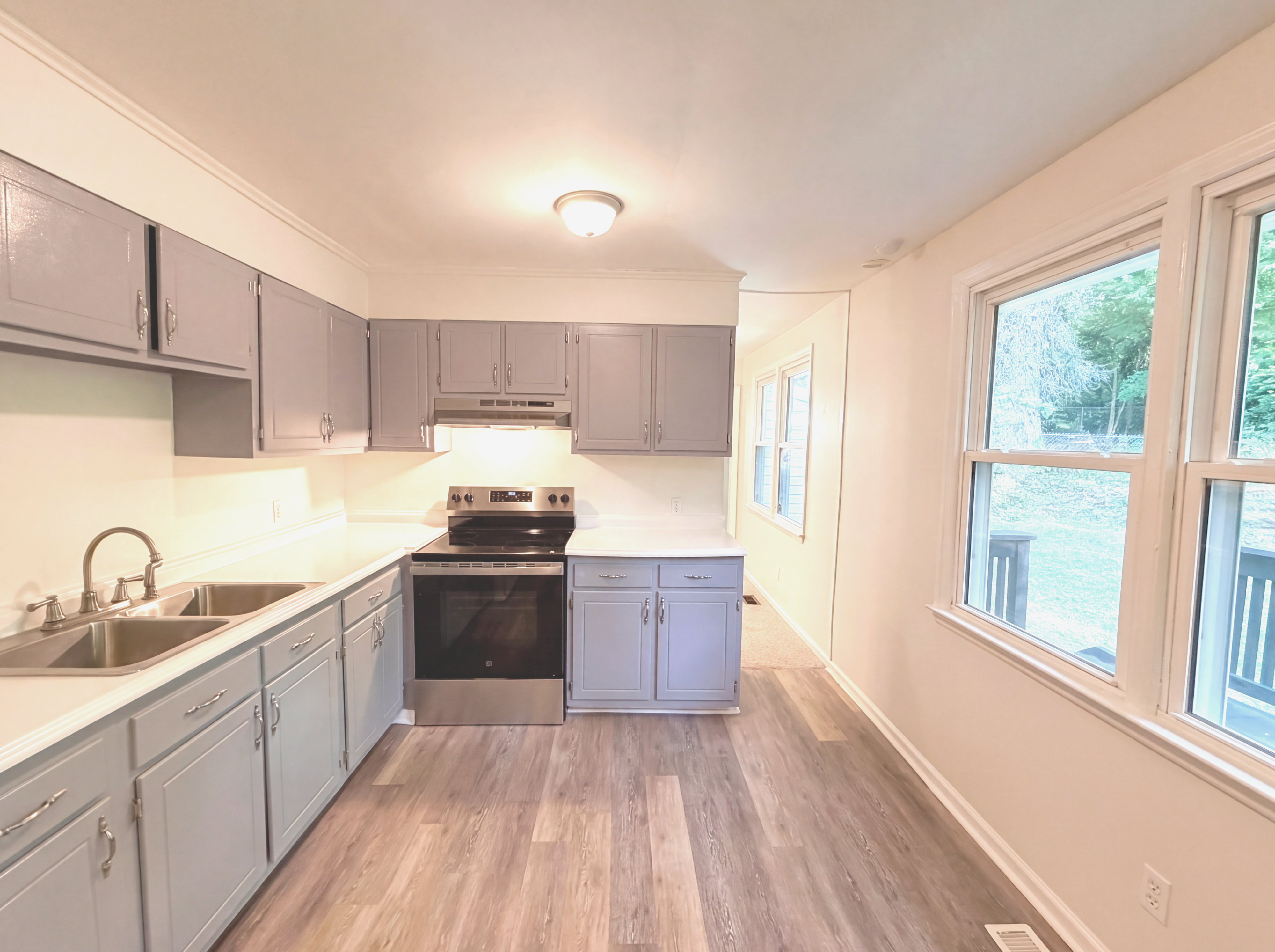Photo 2 of 14 of 310 Robin Hood Dr, Raleigh, NC
