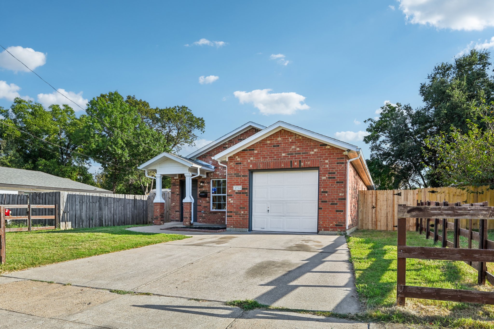 Photo 13 of 38 of 2714 Silkwood St, Dallas, TX
