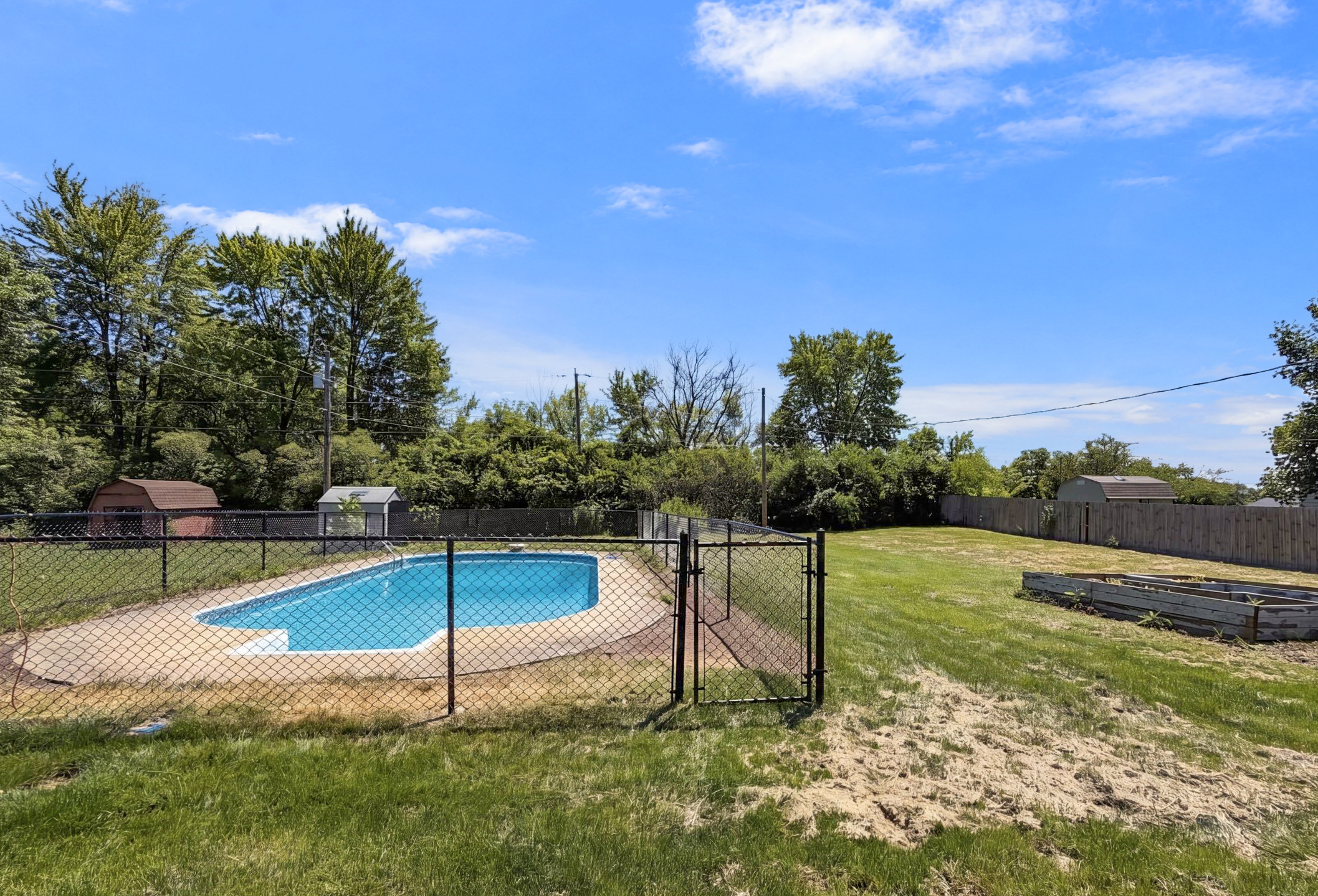 Photo 5 of 19 of 2883 S Wollenweber Rd, New Palestine, IN