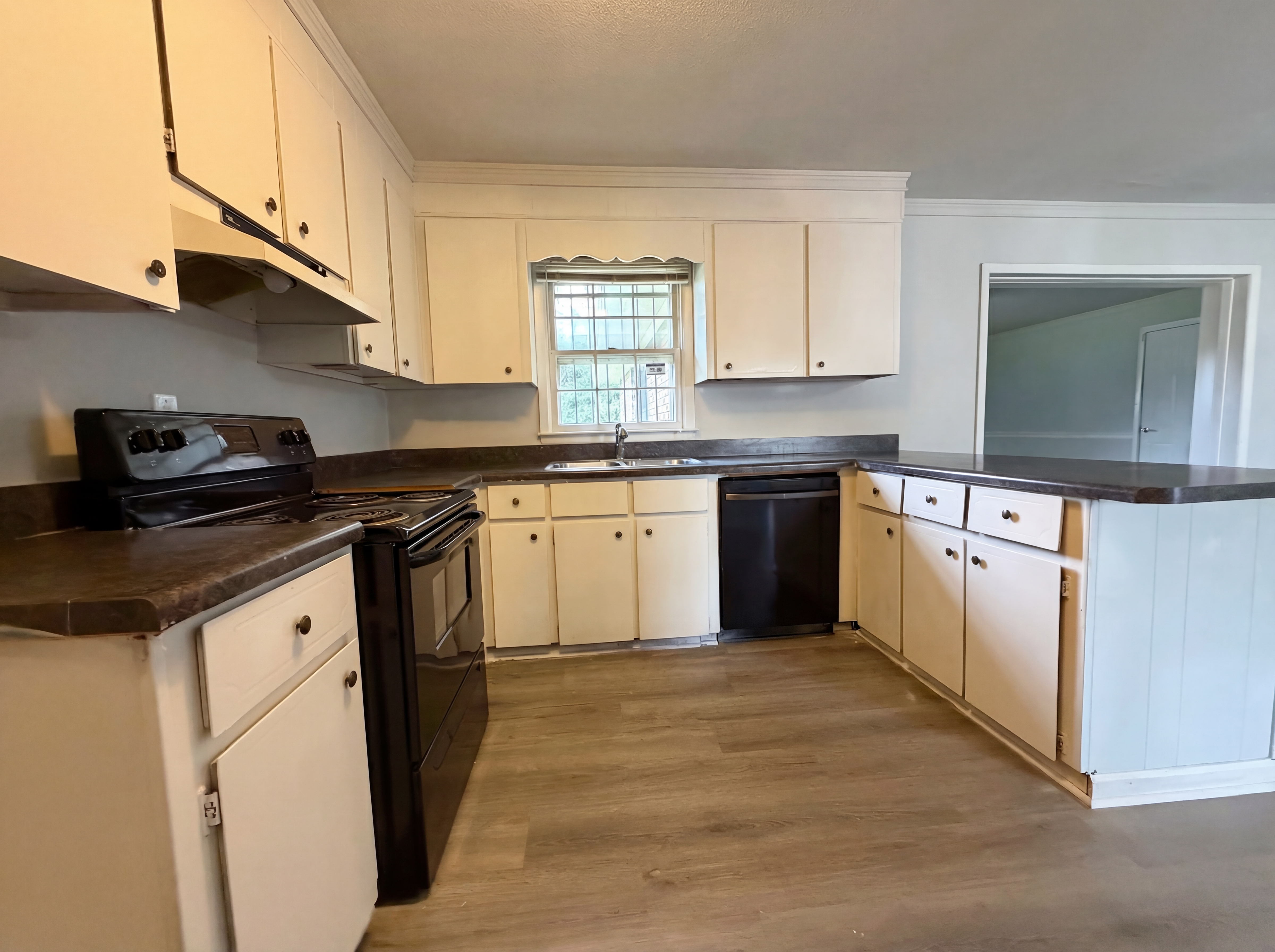 Photo 11 of 28 of 214 Cornell Dr, Warner Robins, GA