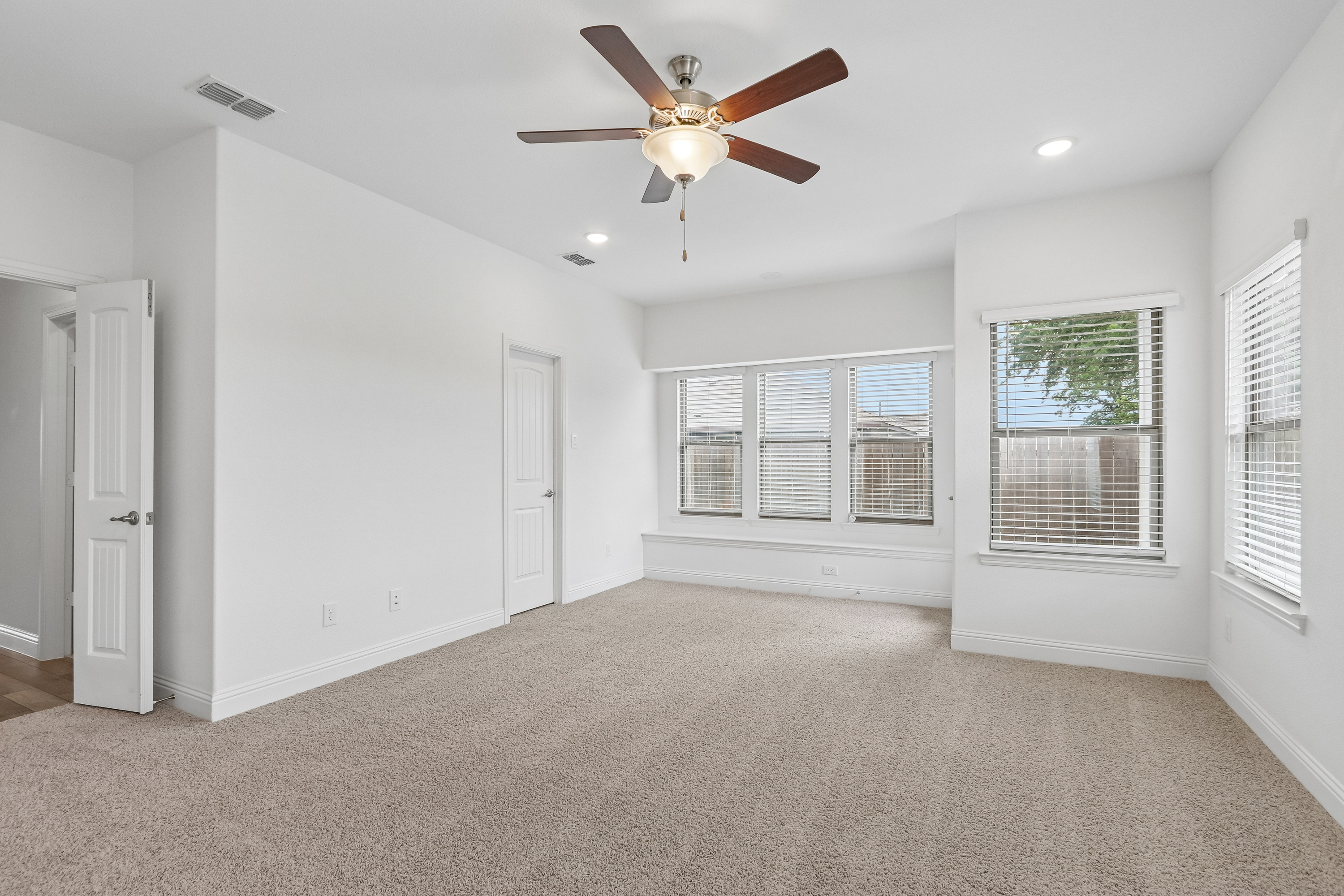 Photo 7 of 42 of 568 Val Verde St, Aubrey, TX
