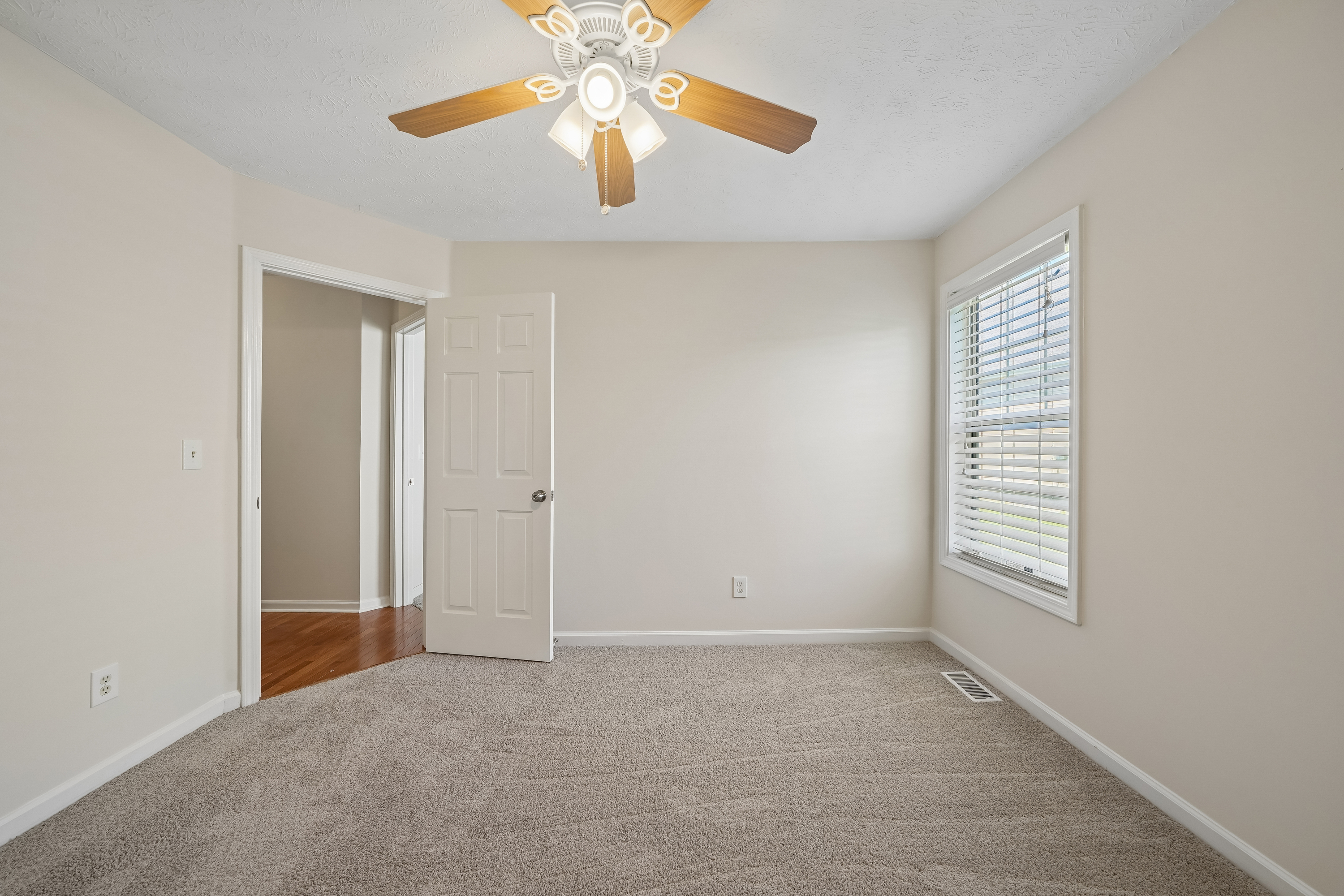 Photo 18 of 37 of 3493 Dunbar Ln, Suwanee, GA