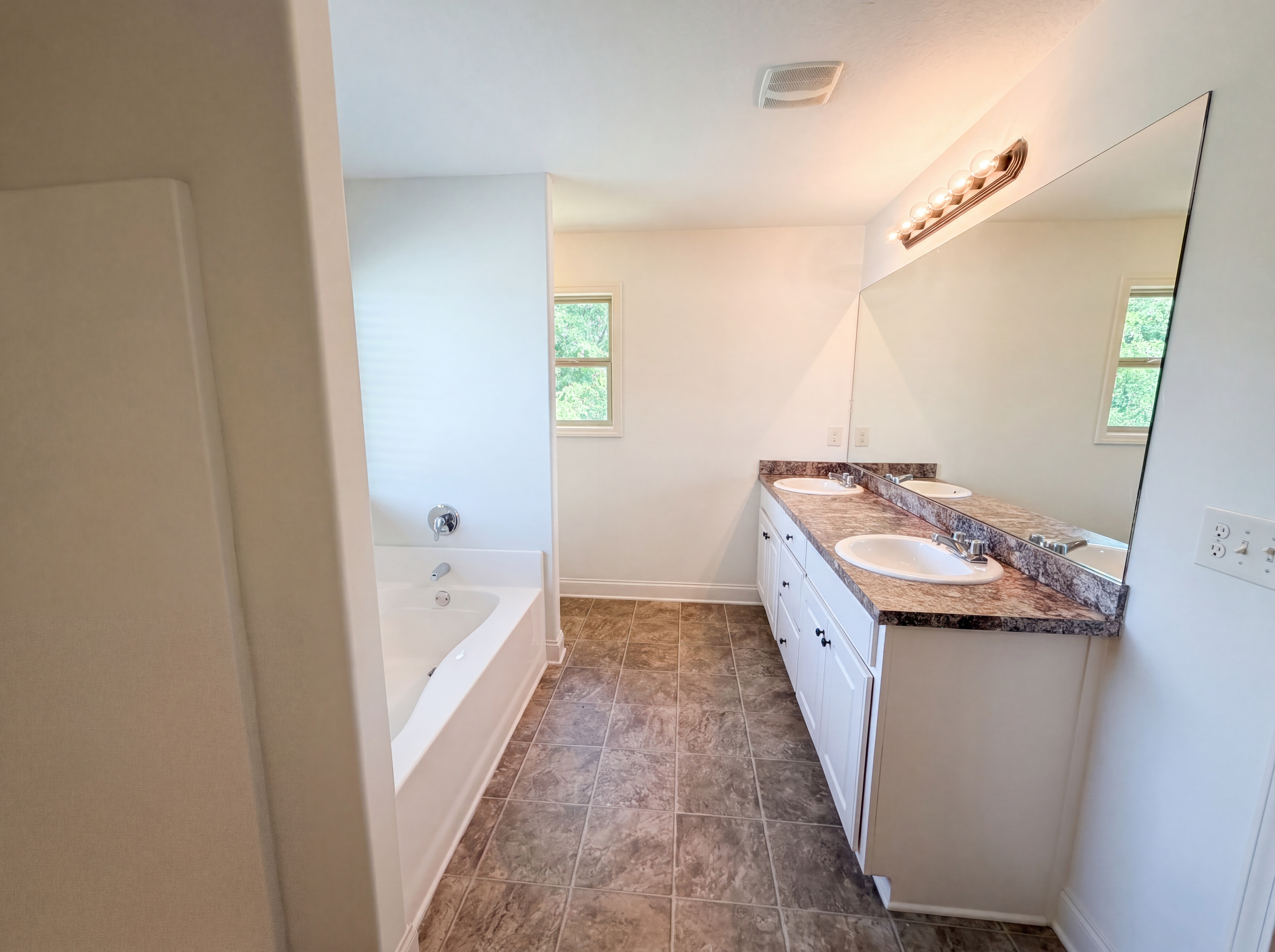 Photo 17 of 28 of 2721 Berkshire Dr, Winder, GA