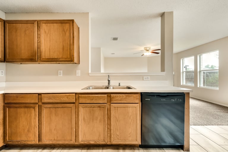 Photo 13 of 37 - 1436 Daisy Dr, Lancaster, TX 75134