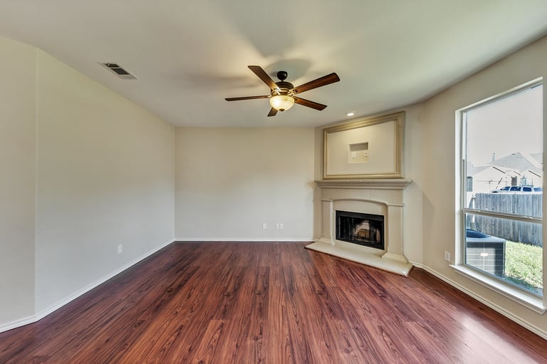 Photo 11 of 27 - 11121 Hawks Landing Rd, Haslet, TX 76052