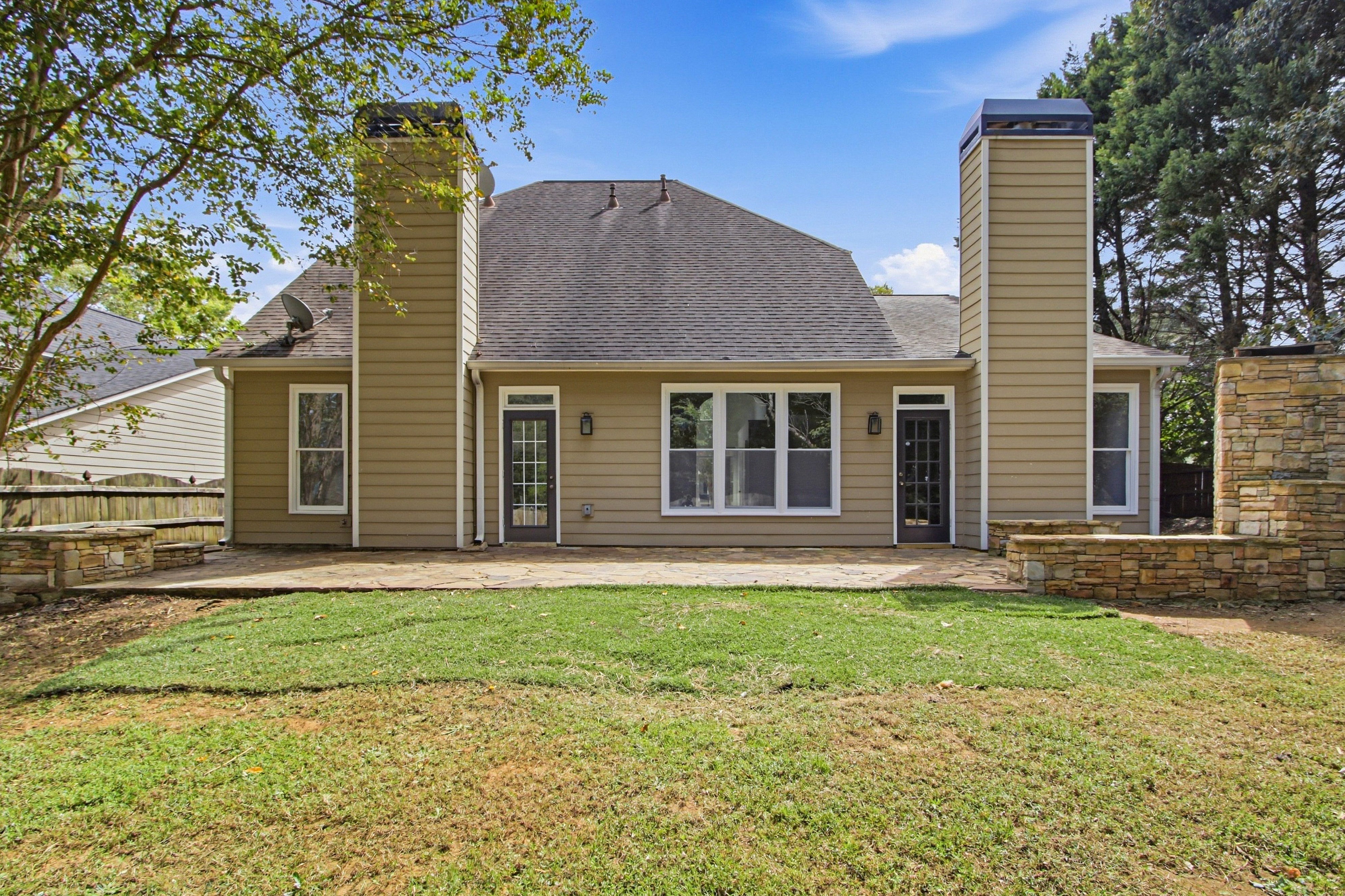 Photo 5 of 30 of 500 Camber Woods Dr, Roswell, GA