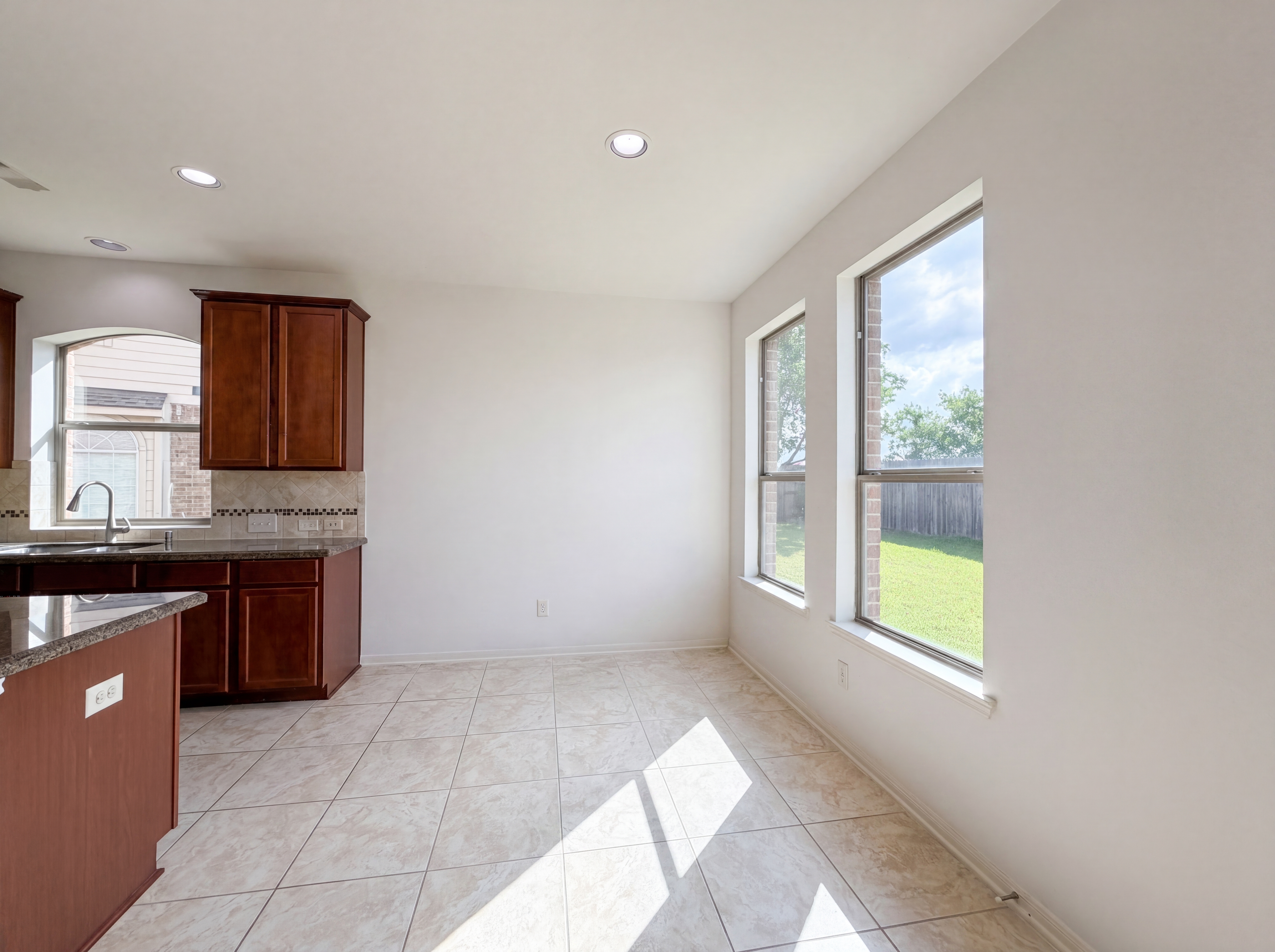Photo 9 of 29 of 8611 Bright Angel Ln, Cypress, TX