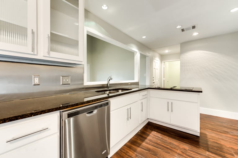 Photo 4 of 27 - 1325 Watersedge Dr, Plano, TX 75093