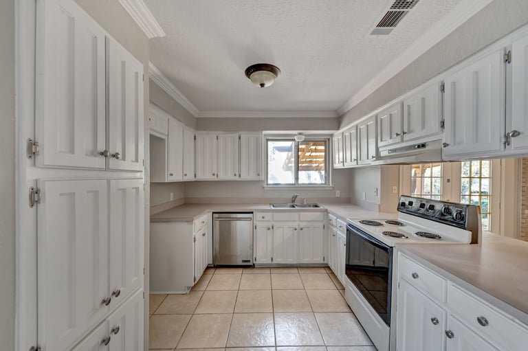 Photo 3 of 23 - 5805 Trail Crest Dr, Arlington, TX 76017