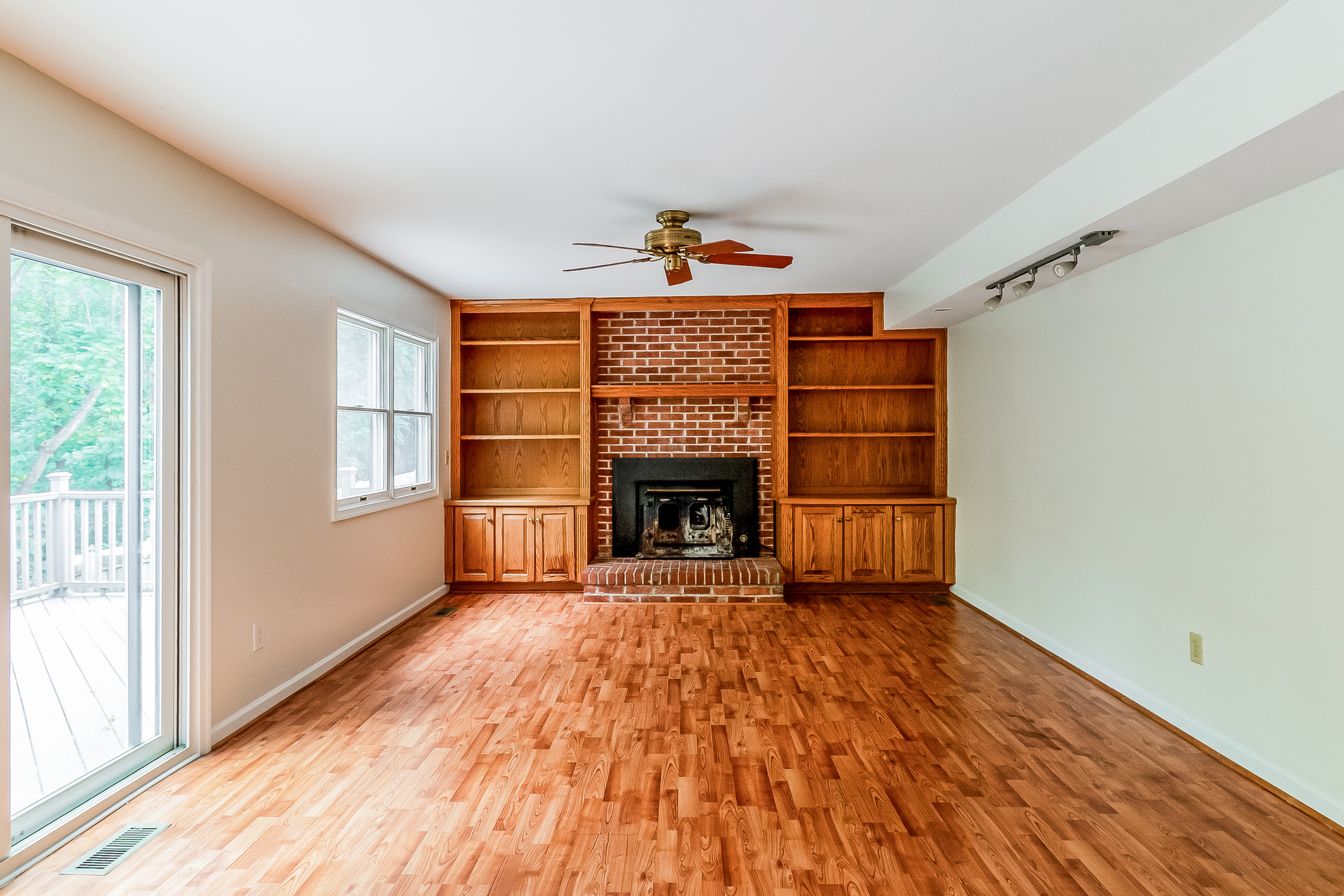 Photo 3 of 31 of 15074 Barkwood Dr, Woodbridge, VA